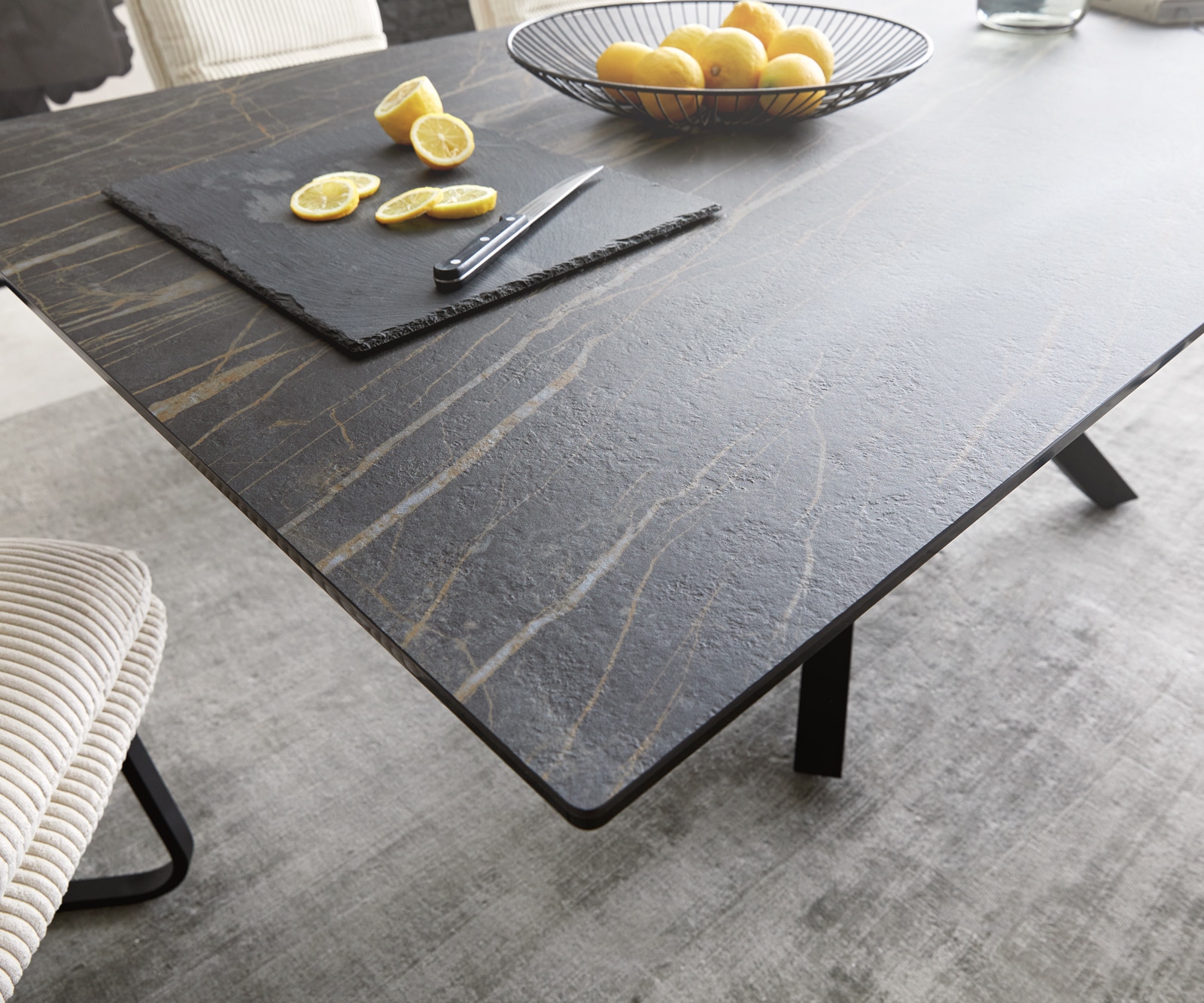Esstisch Edge 200x100cm Keramik Laminam®Noir Desir Braun Mittelfuß Kreuz Schwarz 2 Esstisch Edge 200x100cm Keramik Laminam®Noir Desir Braun Mittelfuß Kreuz Schwarz 2