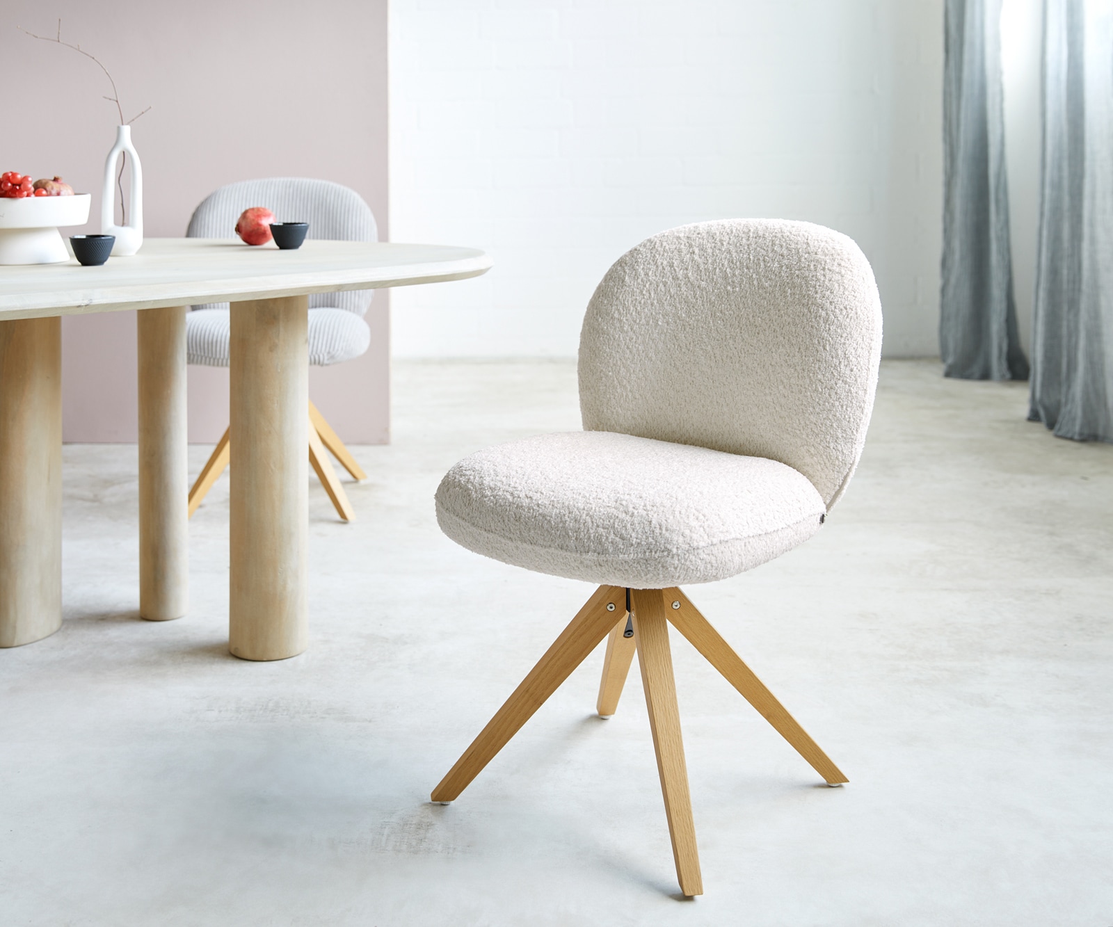 Drehstuhl Nube-Flex Bouclé Weiß Holzgestell kantig Natur 360° drehbar Taschenfederkern