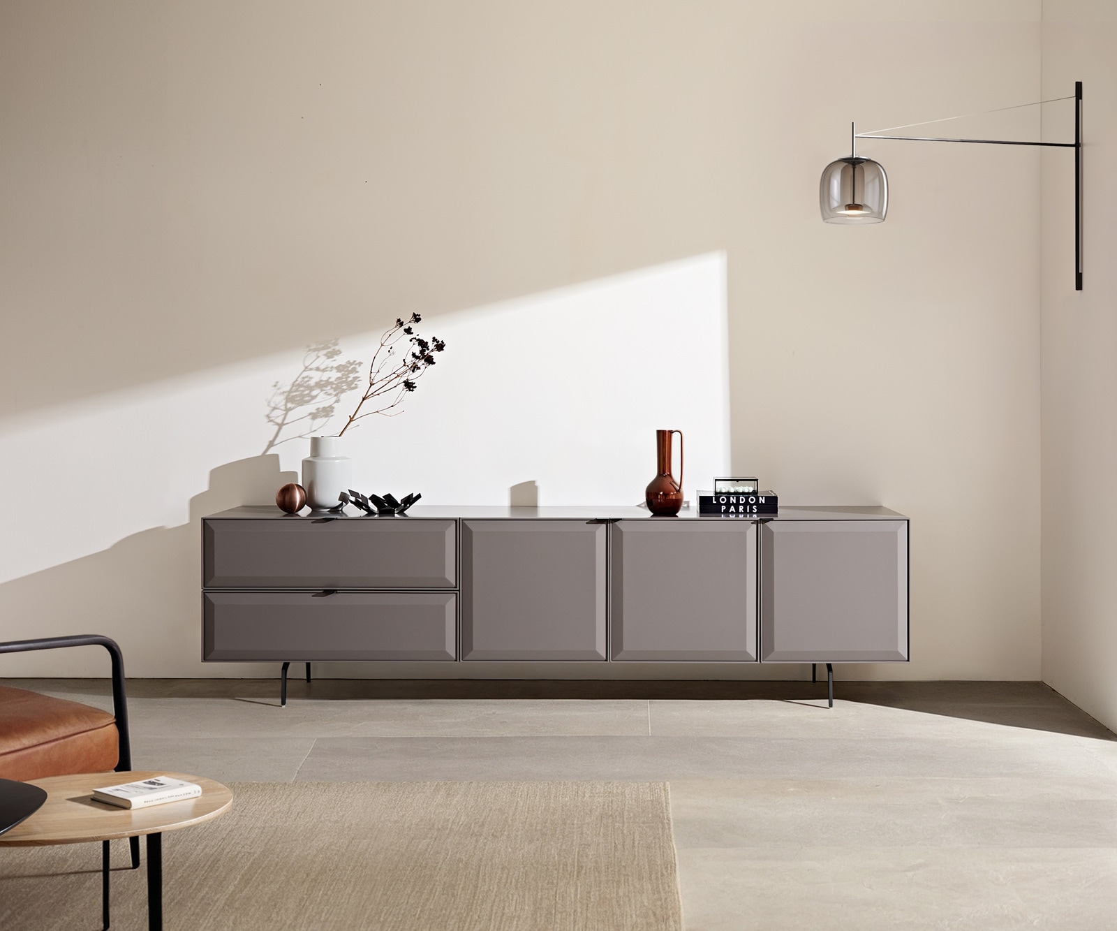 Lowboard Marellia 220 cm Grau 3 Türen 2 Schubfächer Winkelfuß Metall Schwarz Lowboard Marellia 220 cm Grau 3 Türen 2 Schubfächer Winkelfuß Metall Schwarz