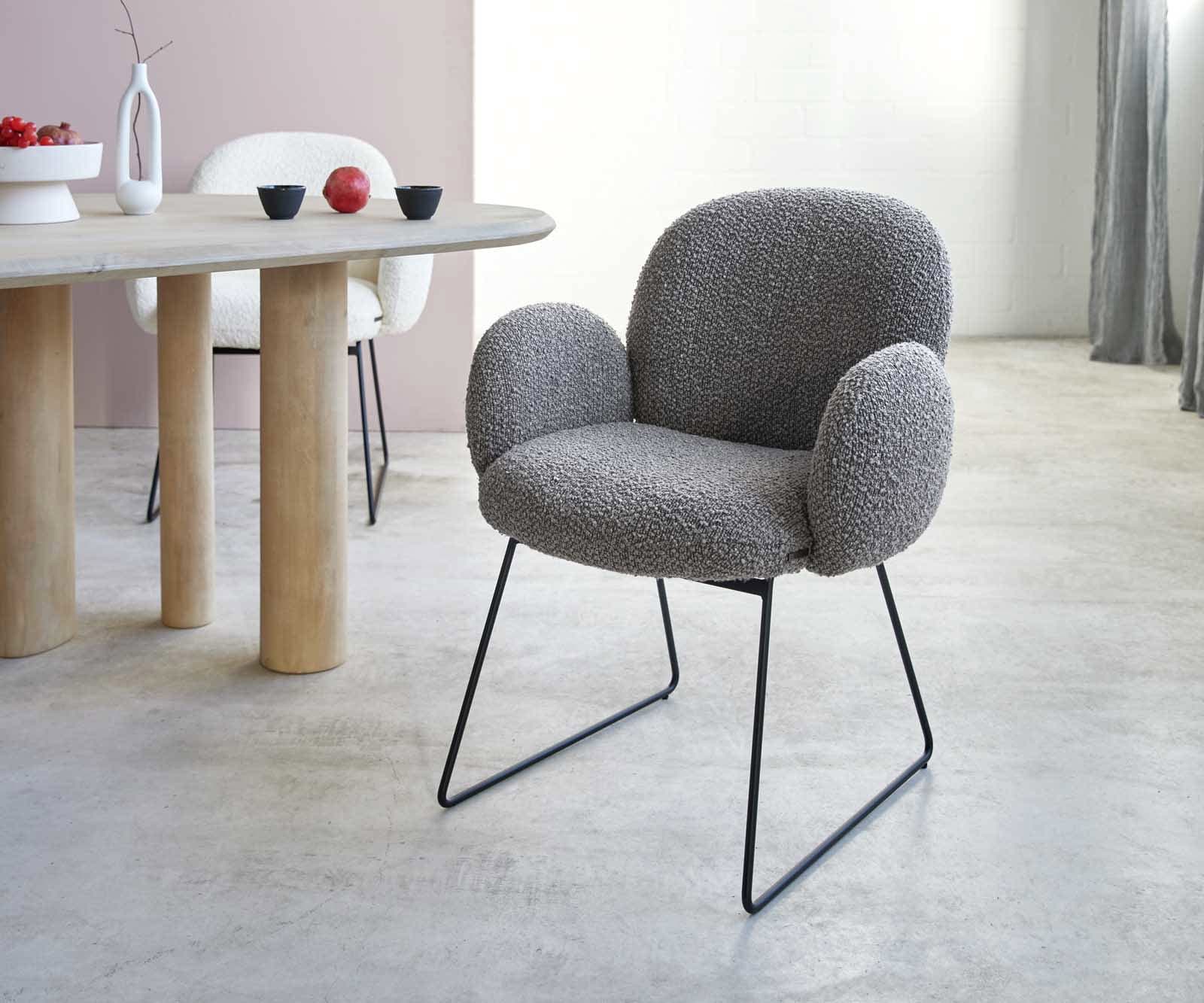 Esszimmerstuhl Nube-Flex mit Armlehnen Bouclé Silbergrau Kufengestell Schwarz Taschenfederkern Esszimmerstuhl Nube-Flex mit Armlehnen Bouclé Silbergrau Kufengestell Schwarz Taschenfederkern