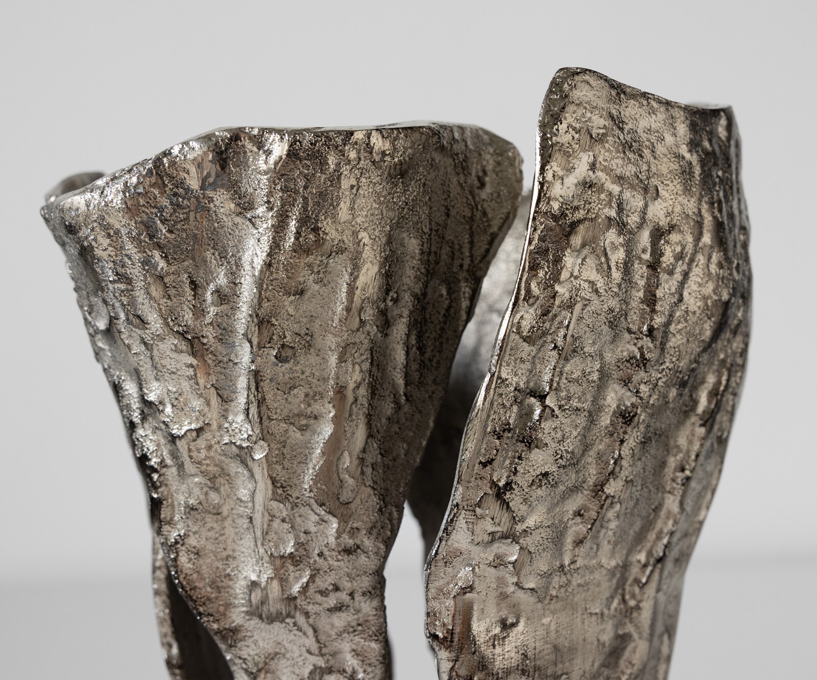 Vase Cortana B25 x T19 x H47 cm Aluminium Platin Handgemacht 4