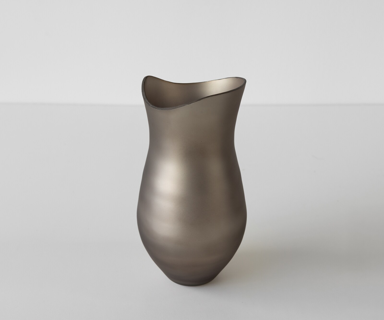 Vase Sinuo B16 x T16 x H30 cm Glas Opal Mundgeblasen 1