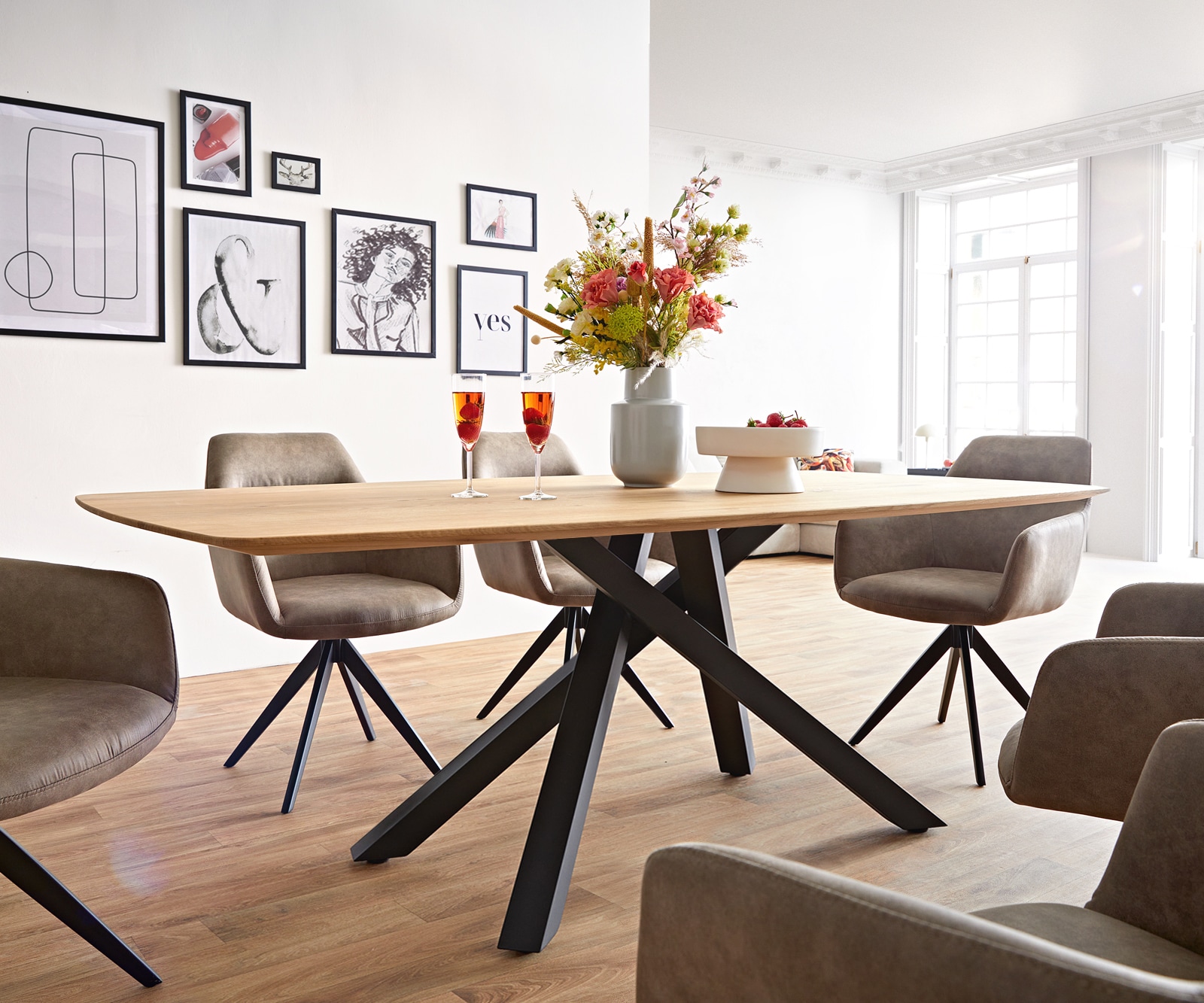 Esstisch Edge Boot 200x100x2,5-3 Eiche Natur Kreuzgestell Rechteck Schwarz Schweizer Kante 1