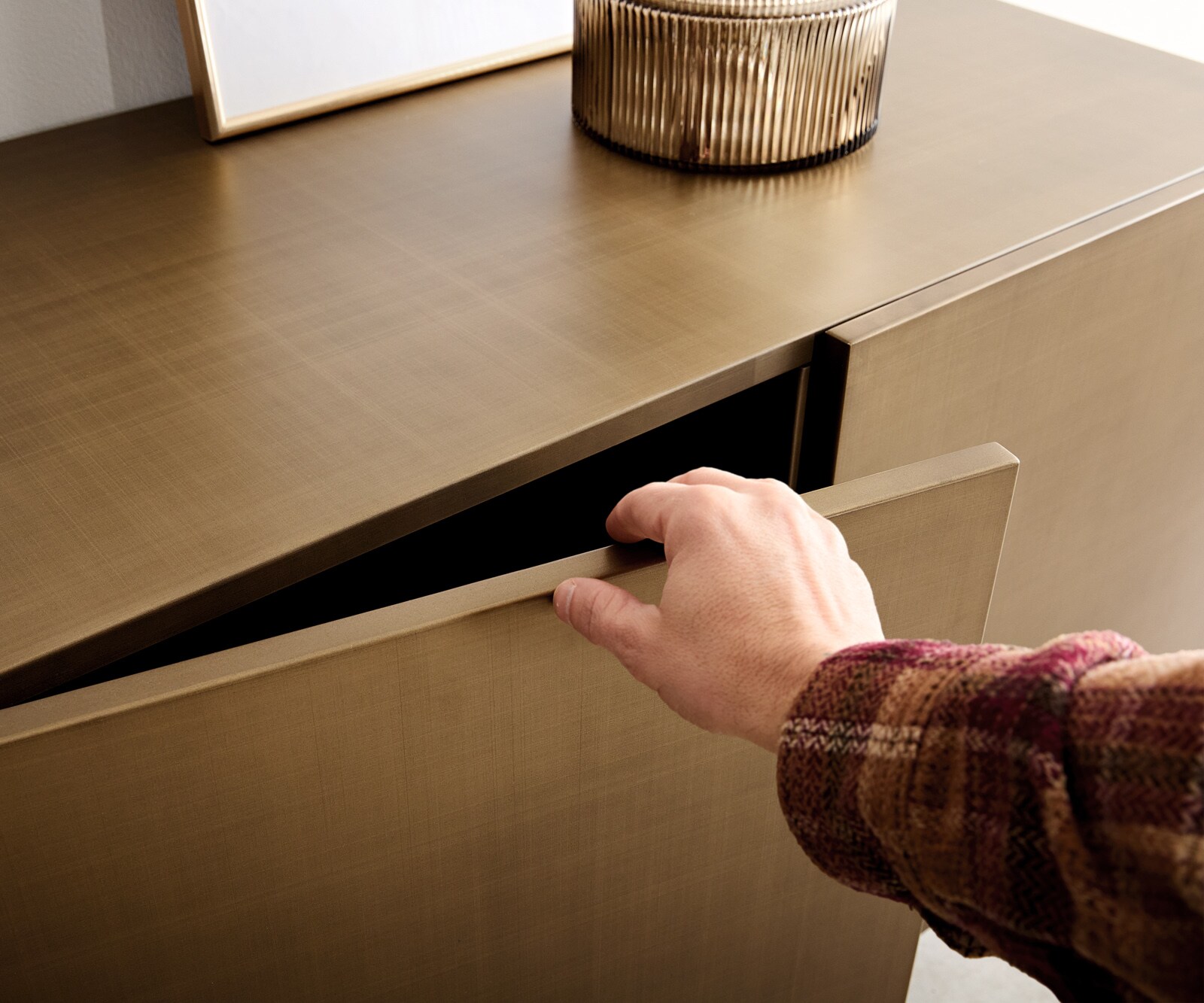 Sideboard Aira 200 cm Metallic Gold 4 Türen schwebend Metall Schwarz 3