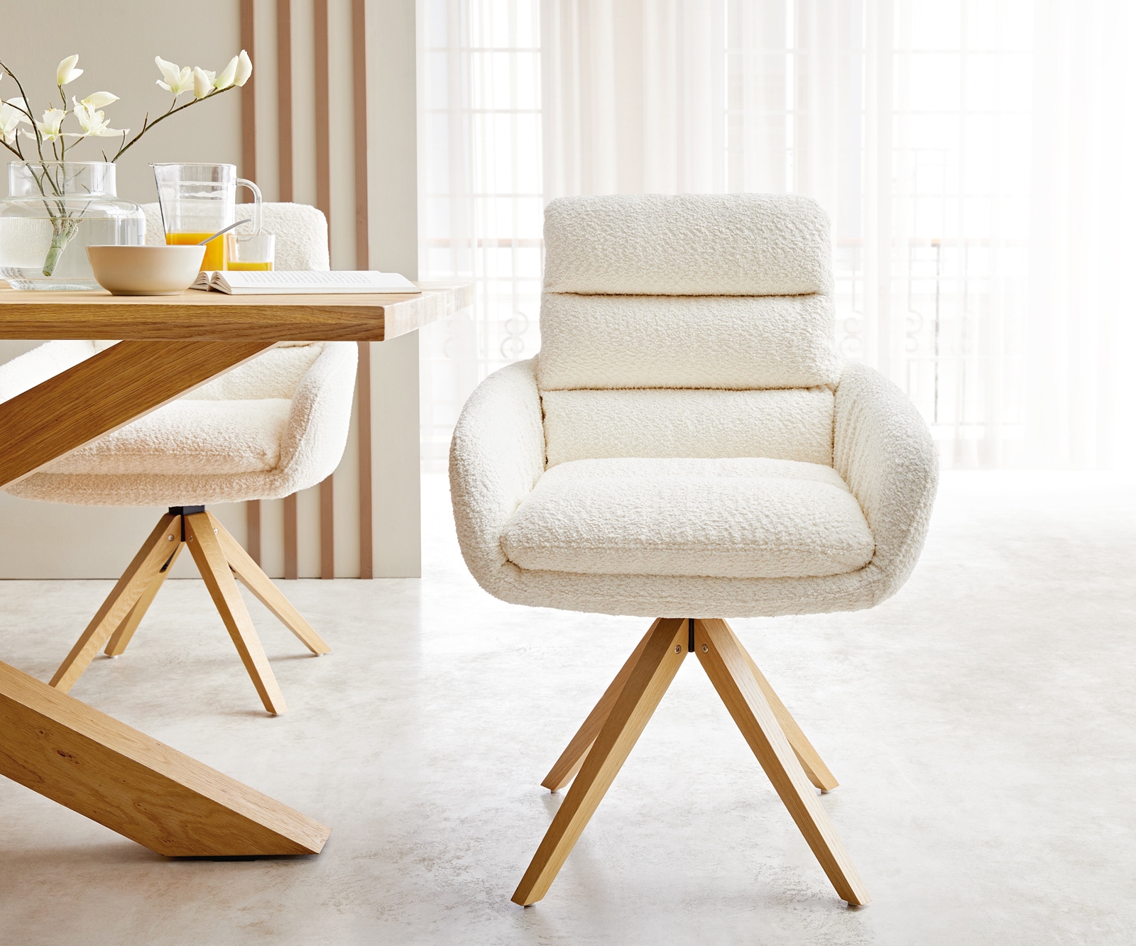Esszimmerstuhl Abelia-Flex mit Armlehnen Bouclé Weiß Holzgestell kantig Natur 1 Esszimmerstuhl Abelia-Flex mit Armlehnen Bouclé Weiß Holzgestell kantig Natur 1