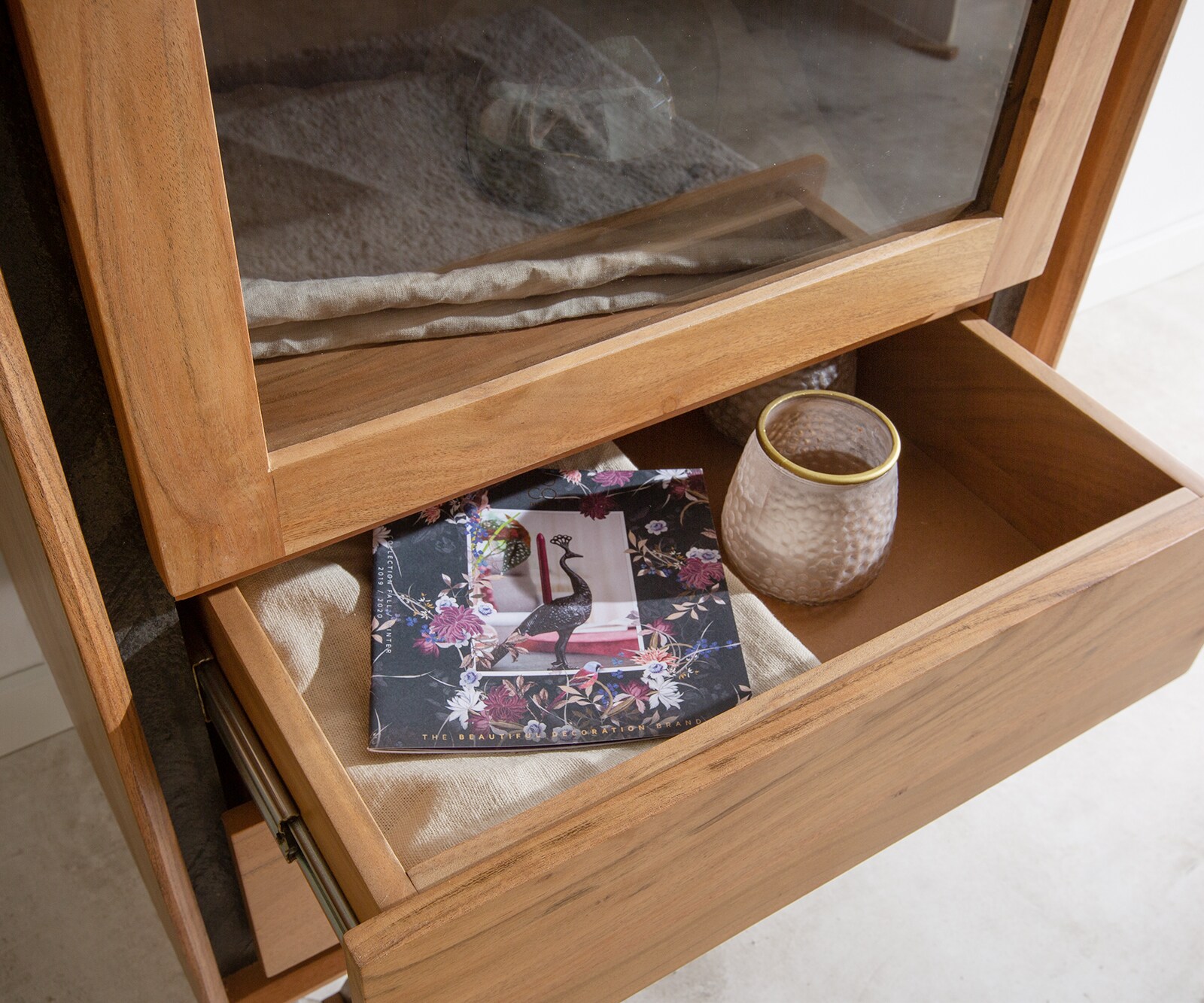 Vitrine Stonegrace 55x180 Akazie Natur 1 Tür 2 Schubladen Steinfurnier V-Fuß 3