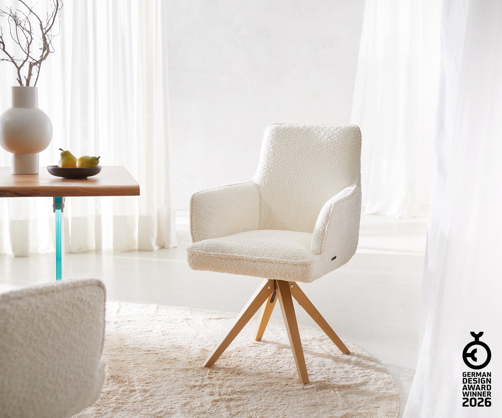 Drehstuhl Heira-Flex mit Armlehnen Bouclé Weiß Holzgestell kantig Natur 180° drehbar Taschenfederkern