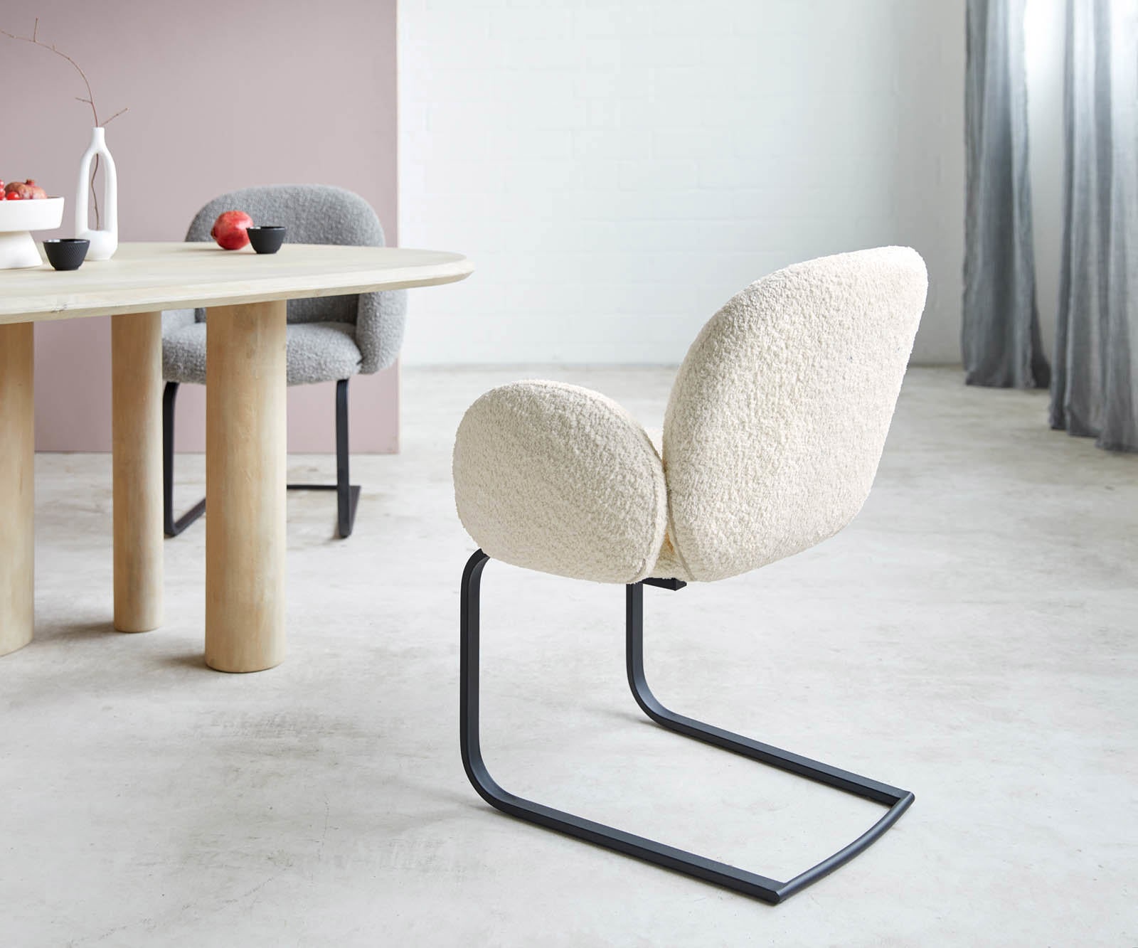 Freischwinger Nube-Flex mit Armlehnen Bouclé Weiß Freischwinger flach Schwarz Taschenfederkern 3 Freischwinger Nube-Flex mit Armlehnen Bouclé Weiß Freischwinger flach Schwarz Taschenfederkern 3