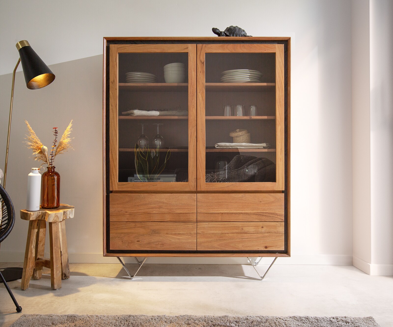 Vitrine Stonegrace 115x150 Akazie Natur 2 Türen 4 Schubladen Steinfurnier V-Fuß 1