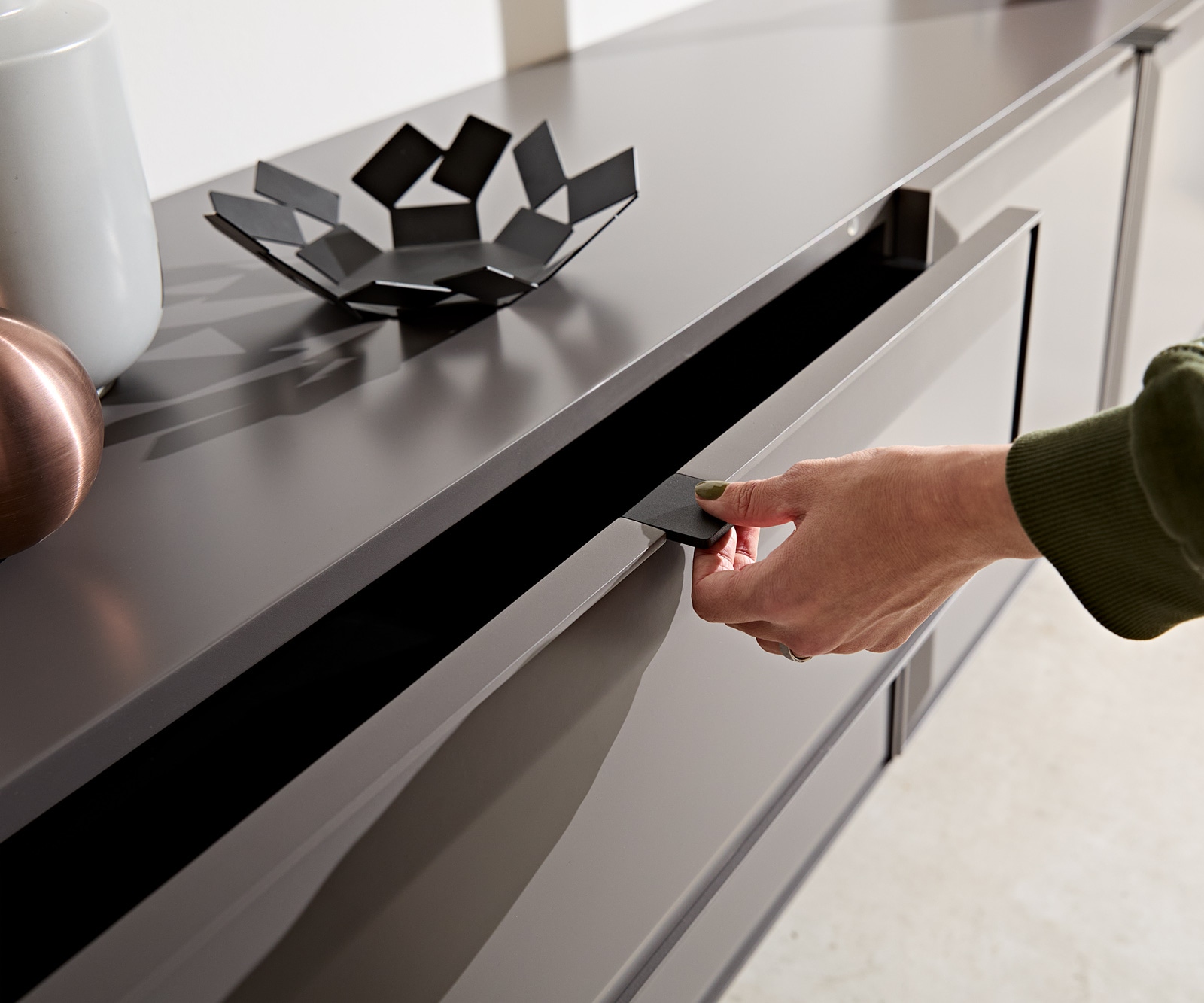 Lowboard Marellia 220 cm Grau 3 Türen 2 Schubfächer Winkelfuß Edelstahl 3 Lowboard Marellia 220 cm Grau 3 Türen 2 Schubfächer Winkelfuß Edelstahl 3