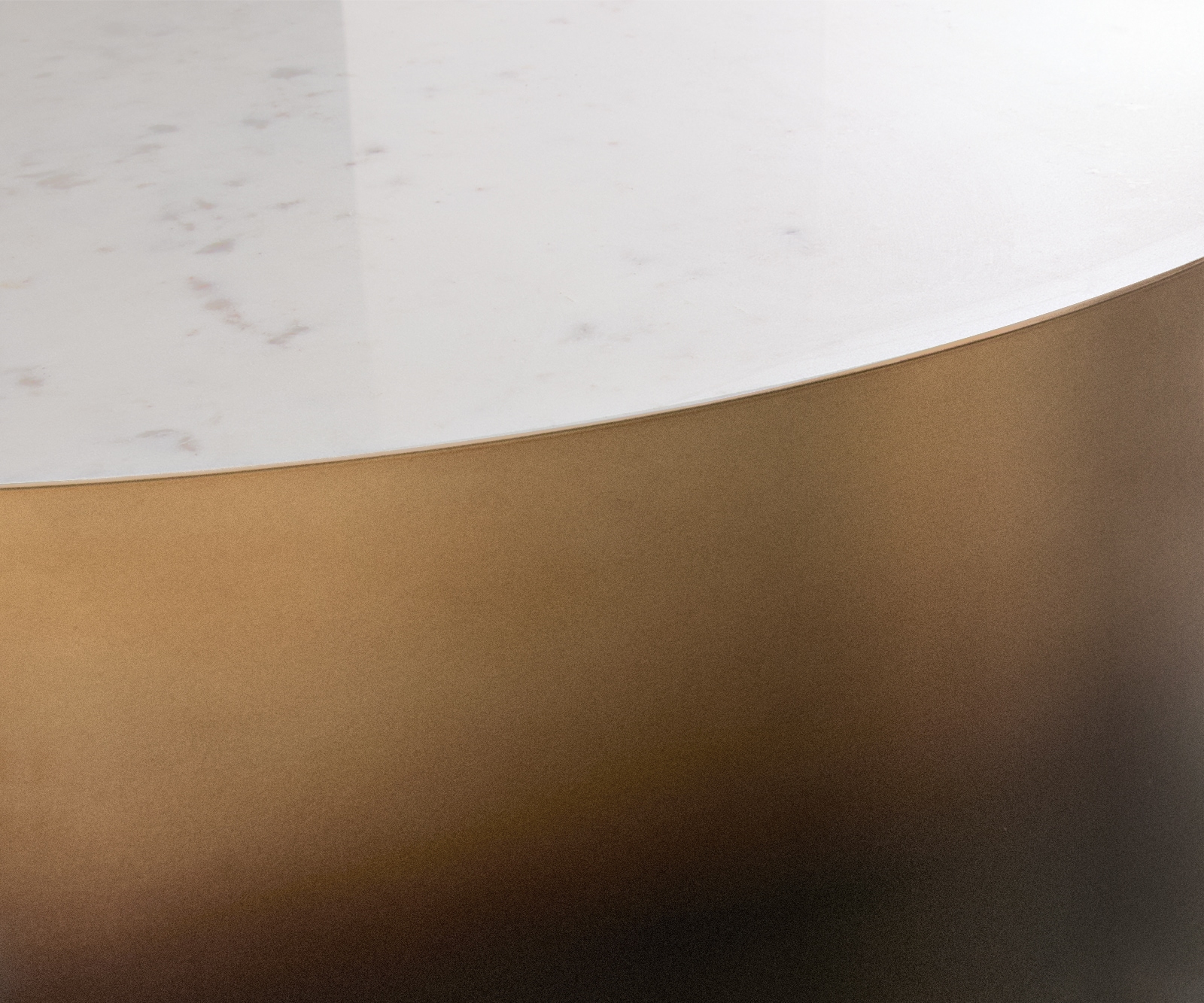 Couchtisch Alerio 90x90 cm Marmor Weiß Metall Gold Ombre 2