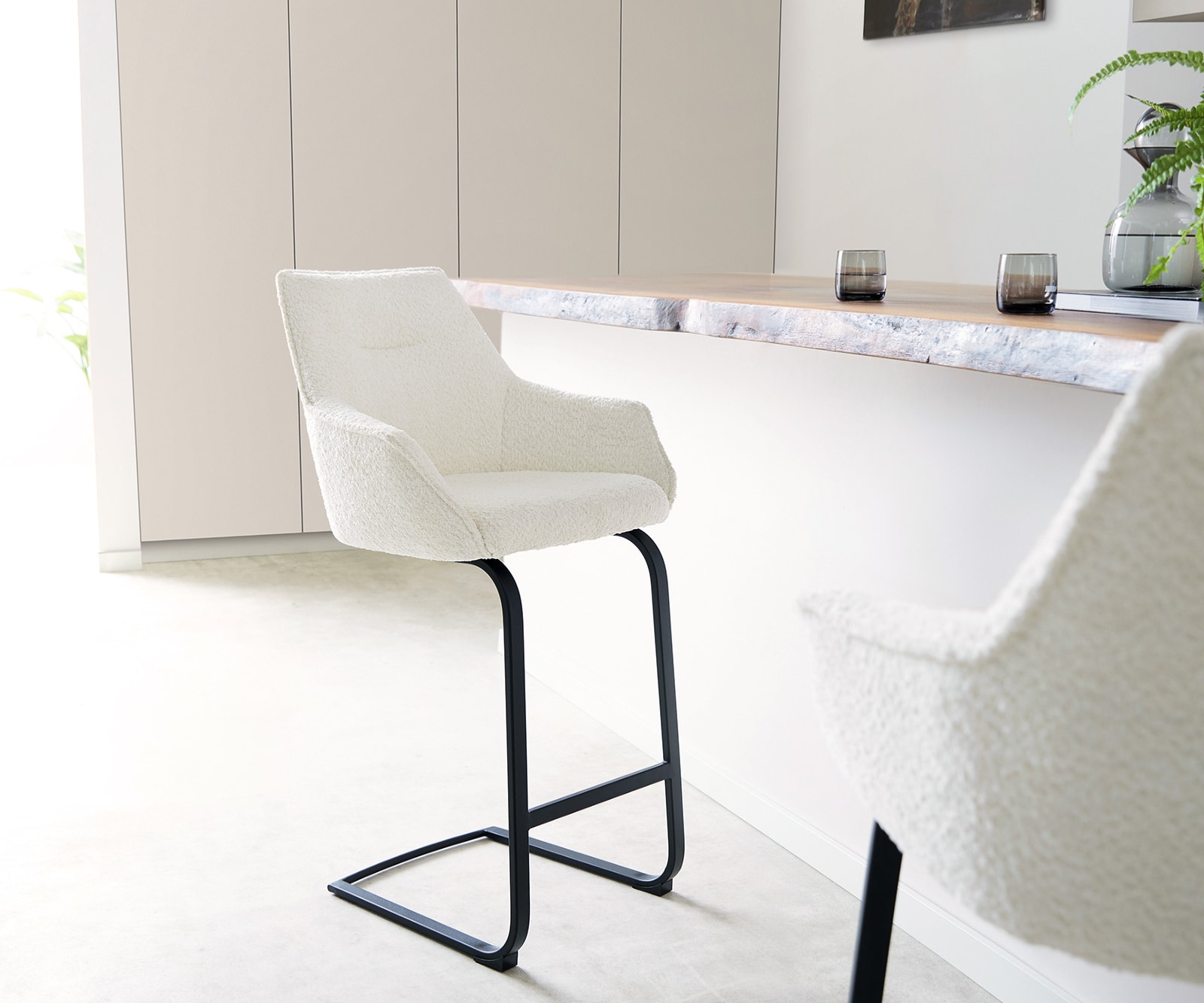 Barstuhl Alja-Flex Bouclé Weiß Freischwinger flach Metall Schwarz Taschenfederkern 1