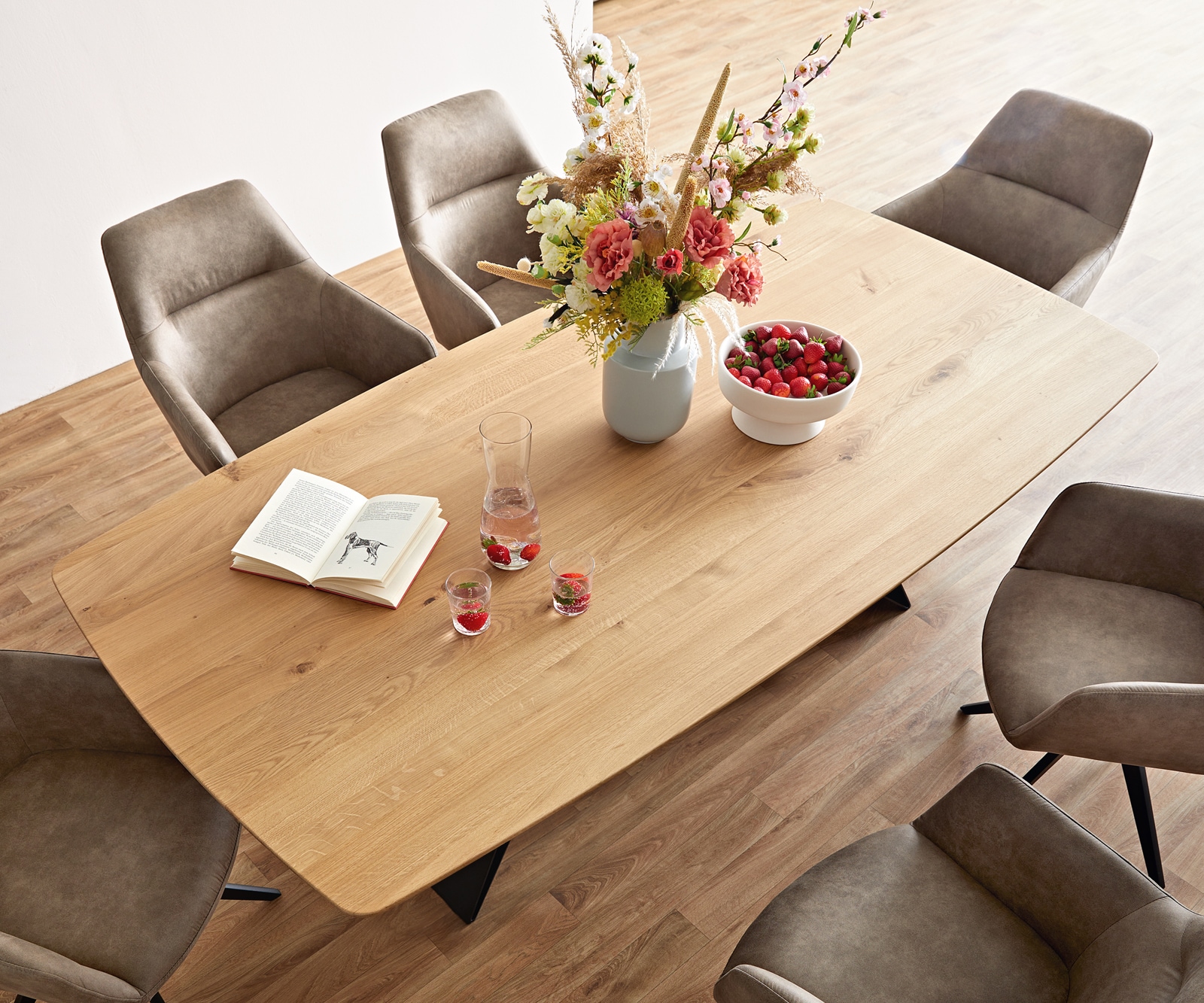 Esstisch Edge Boot 200x100x2,5-3 Eiche Natur V-Gestell Flachstahl Schwarz Schweizer Kante 4 Esstisch Edge Boot 200x100x2,5-3 Eiche Natur V-Gestell Flachstahl Schwarz Schweizer Kante 4