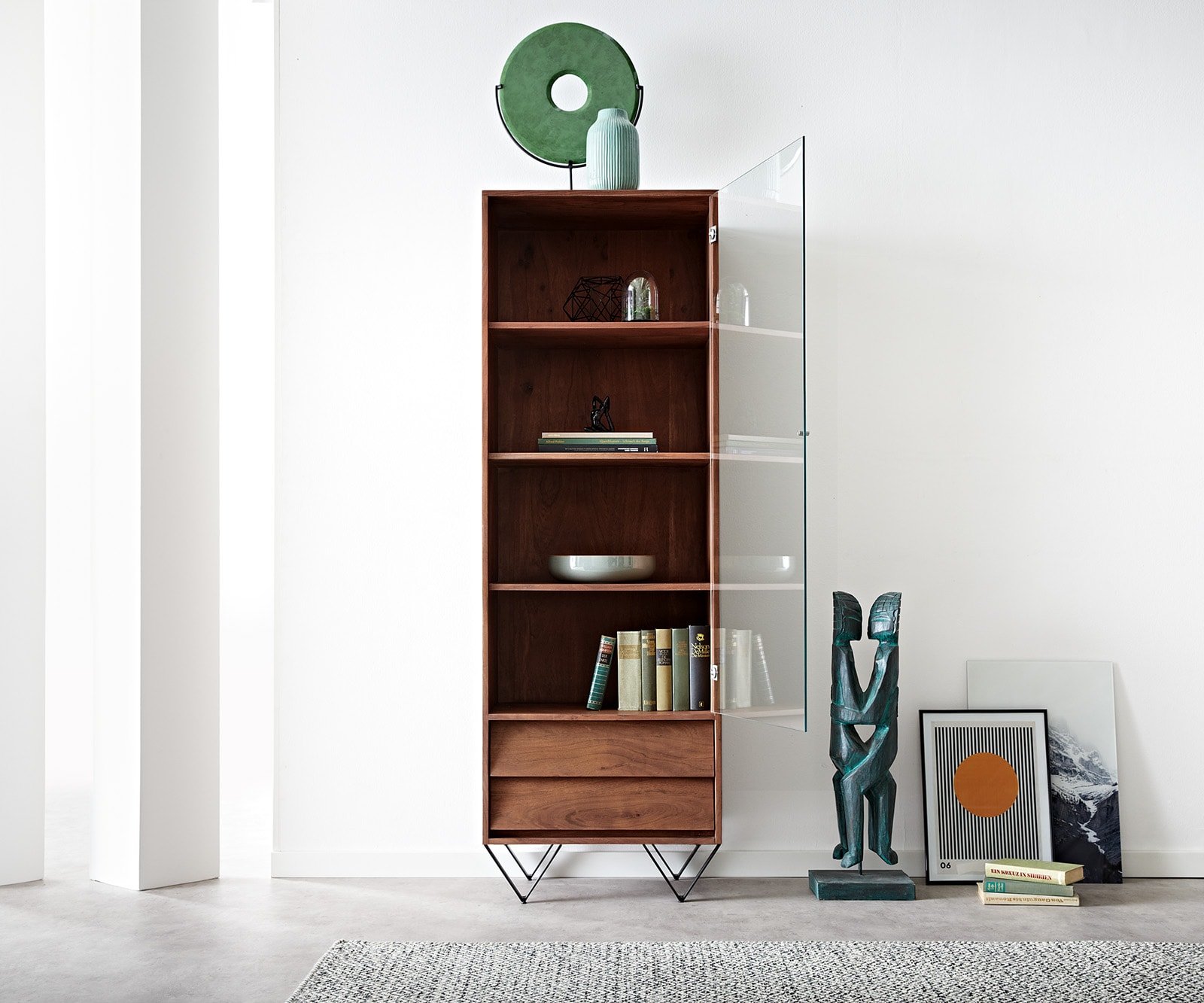 Vitrine Eloi 60x40 cm Akazie Braun 1 Tür 2 Schubladen V-Fuß Schwarz 3 Vitrine Eloi 60x40 cm Akazie Braun 1 Tür 2 Schubladen V-Fuß Schwarz 3
