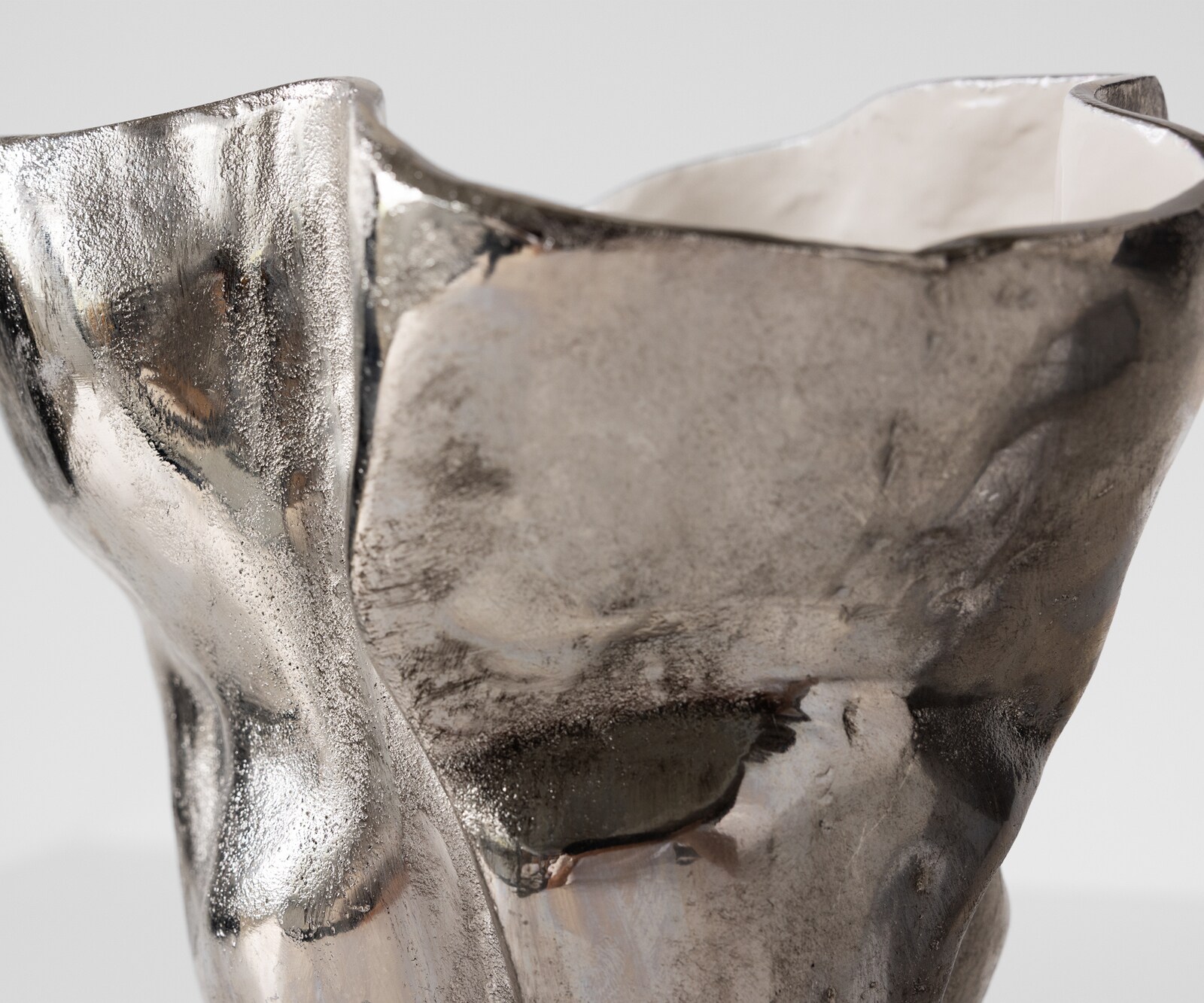 Vase Mimoro B28 x T24 x H38 cm Aluminium Platin Opal Handgemacht 3