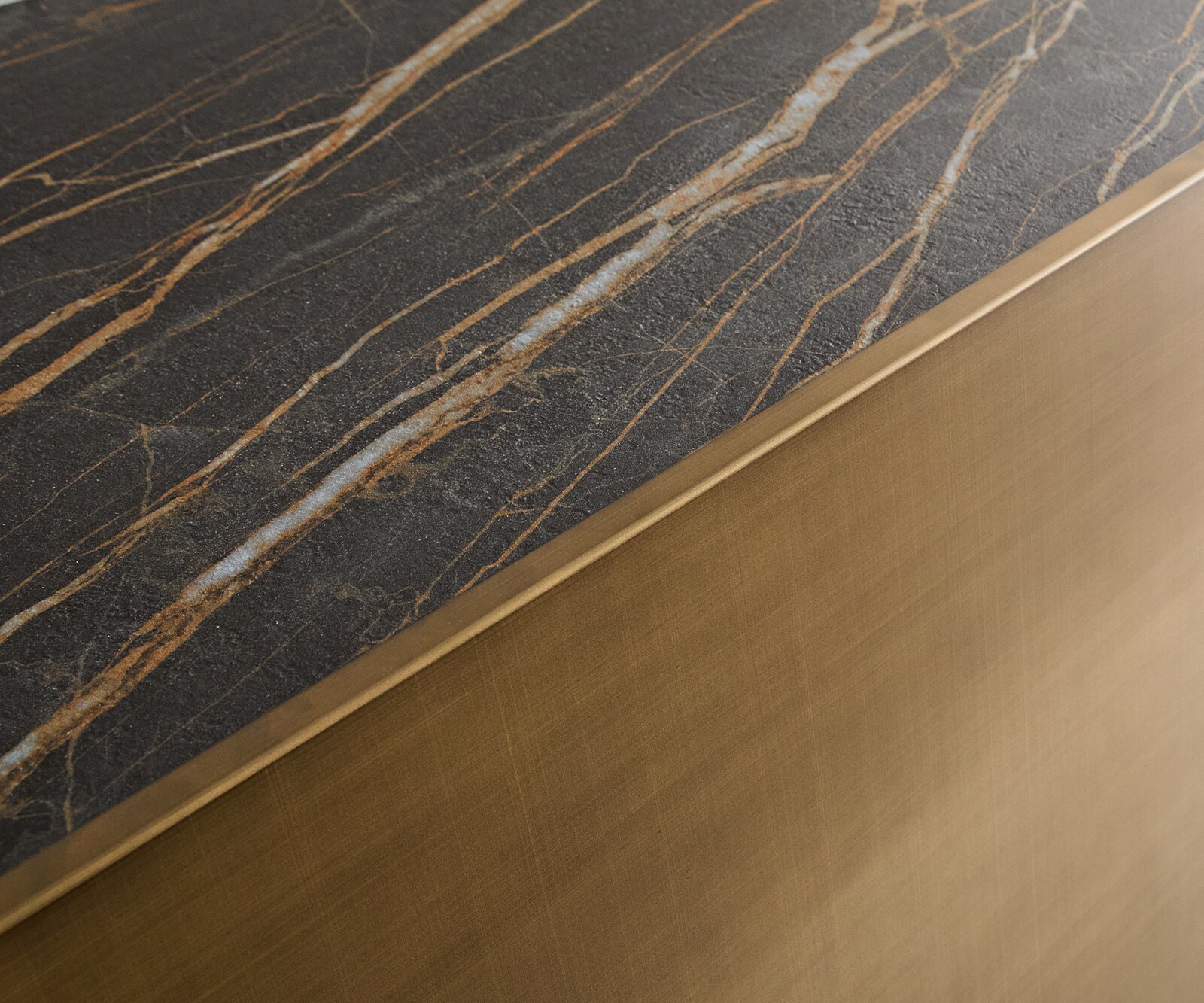 Sideboard Kazu 220 cm Metallic Gold 4 Türen schwebend Metall Schwarz Keramik Laminam®Noir Desir Braun 2