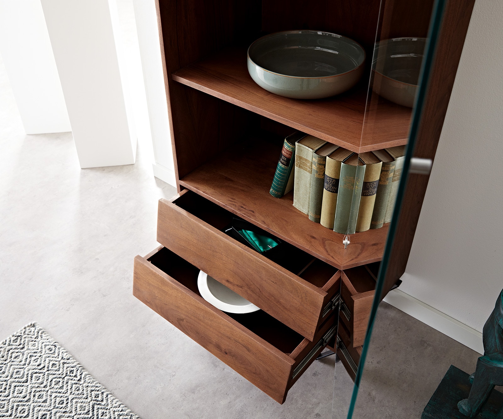 Vitrine Eloi 60x40 cm Akazie Braun 1 Tür 2 Schubladen V-Fuß Schwarz 5 Vitrine Eloi 60x40 cm Akazie Braun 1 Tür 2 Schubladen V-Fuß Schwarz 5