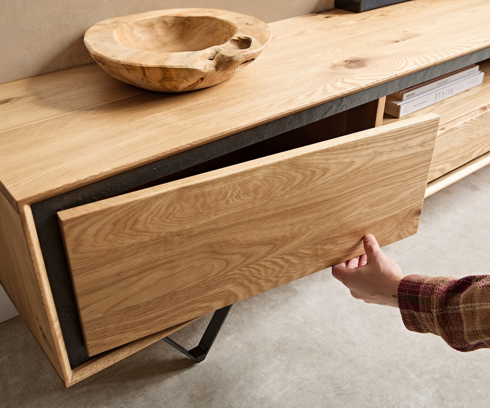 Lowboard Stonegrace 240 cm Eiche Natur 2 Türen 1 Fach 2 Schubladen Steinfurnier V-Fuß Metall Schwarz 5 Lowboard Stonegrace 240 cm Eiche Natur 2 Türen 1 Fach 2 Schubladen Steinfurnier V-Fuß Metall Schwarz 5