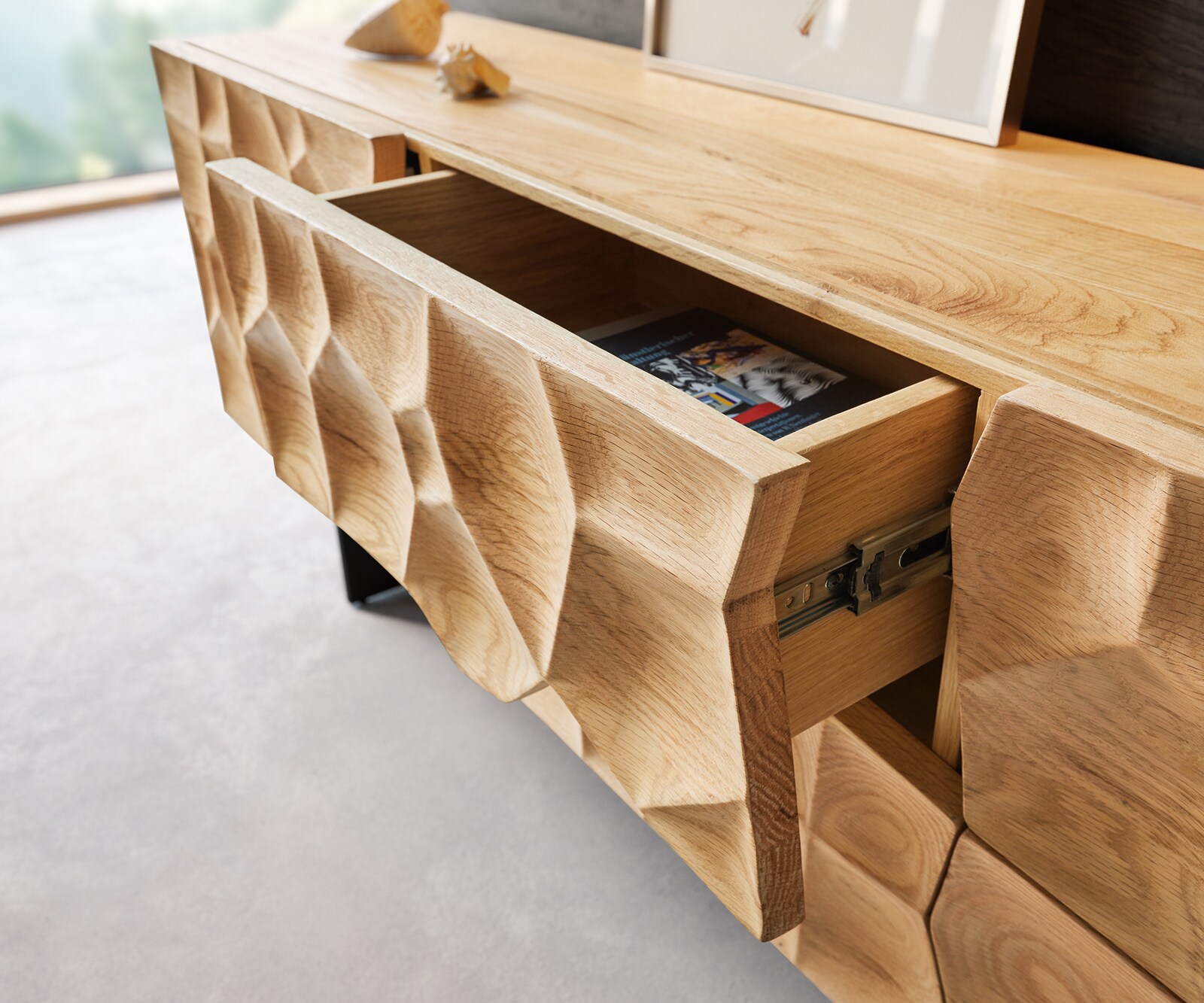 Lowboard Solu 175 cm Eiche Natur 2 Türen 2 Schübe Fuß schwebend Metall Schwarz 3D-Front 3