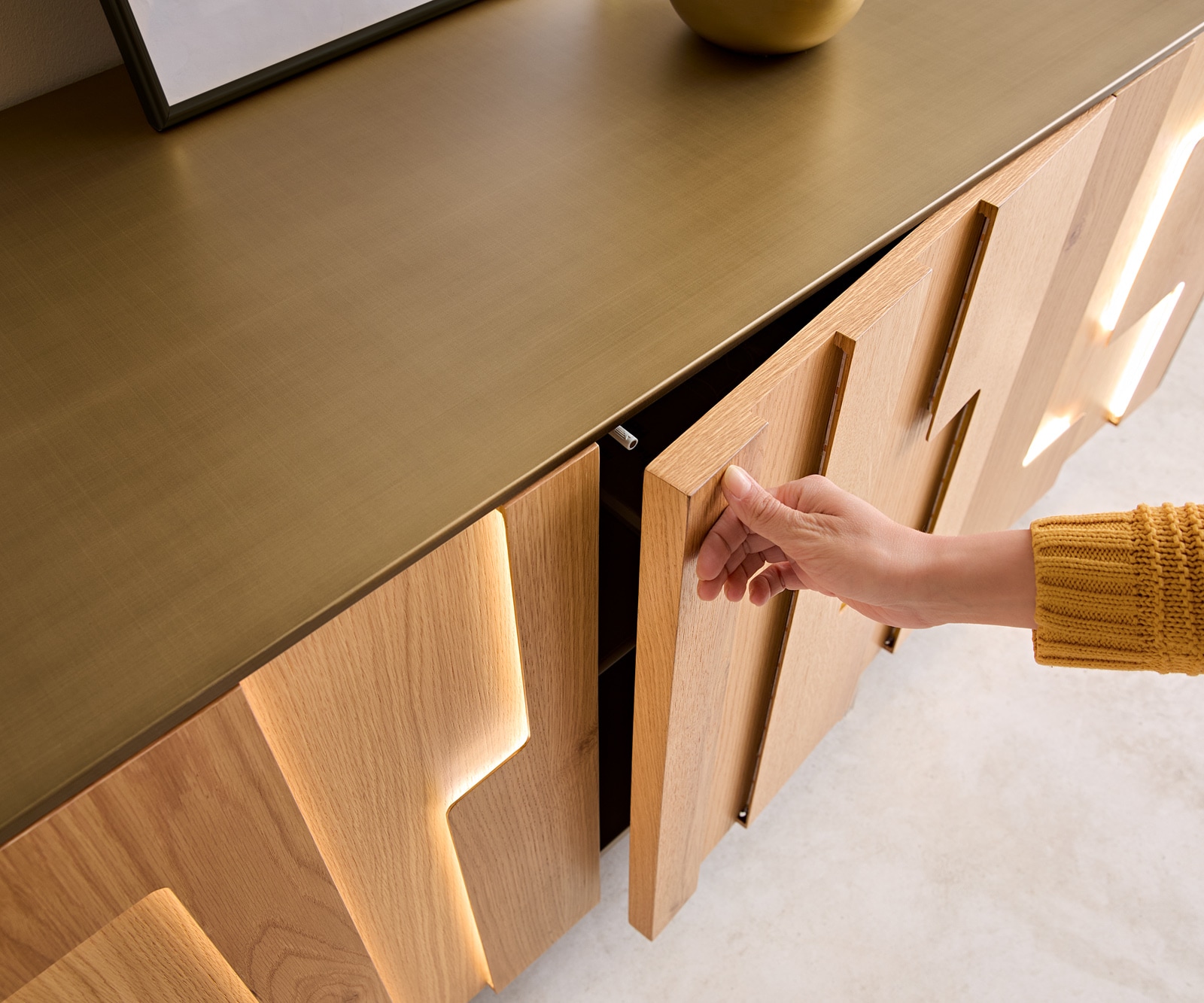 Sideboard Taka 200 cm Metallic Gold 4 Türen schwebend Metall Schwarz 5