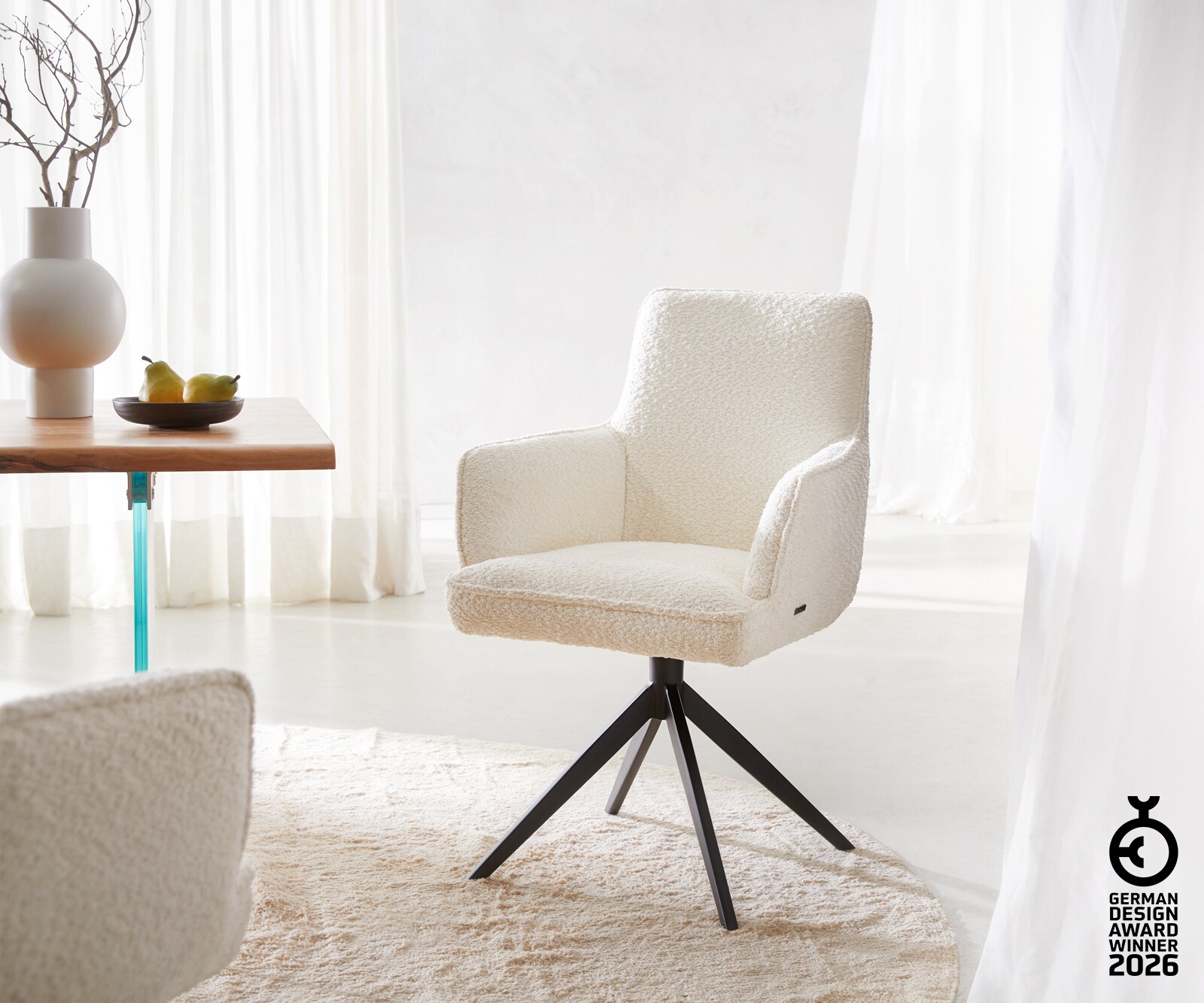 Drehstuhl Heira-Flex mit Armlehnen Bouclé Weiß Kreuzgestell breit Schwarz 360° drehbar Taschenfederkern