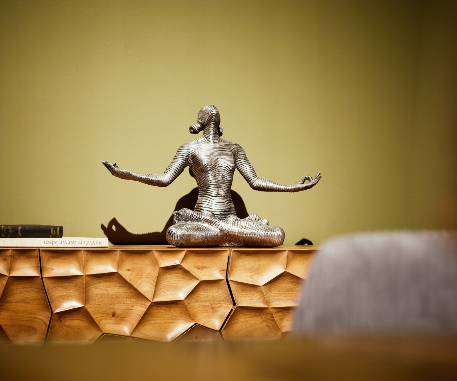 Dekostatue Meditation Woman 66x30x43 Aluminium Schwarz-Silber
