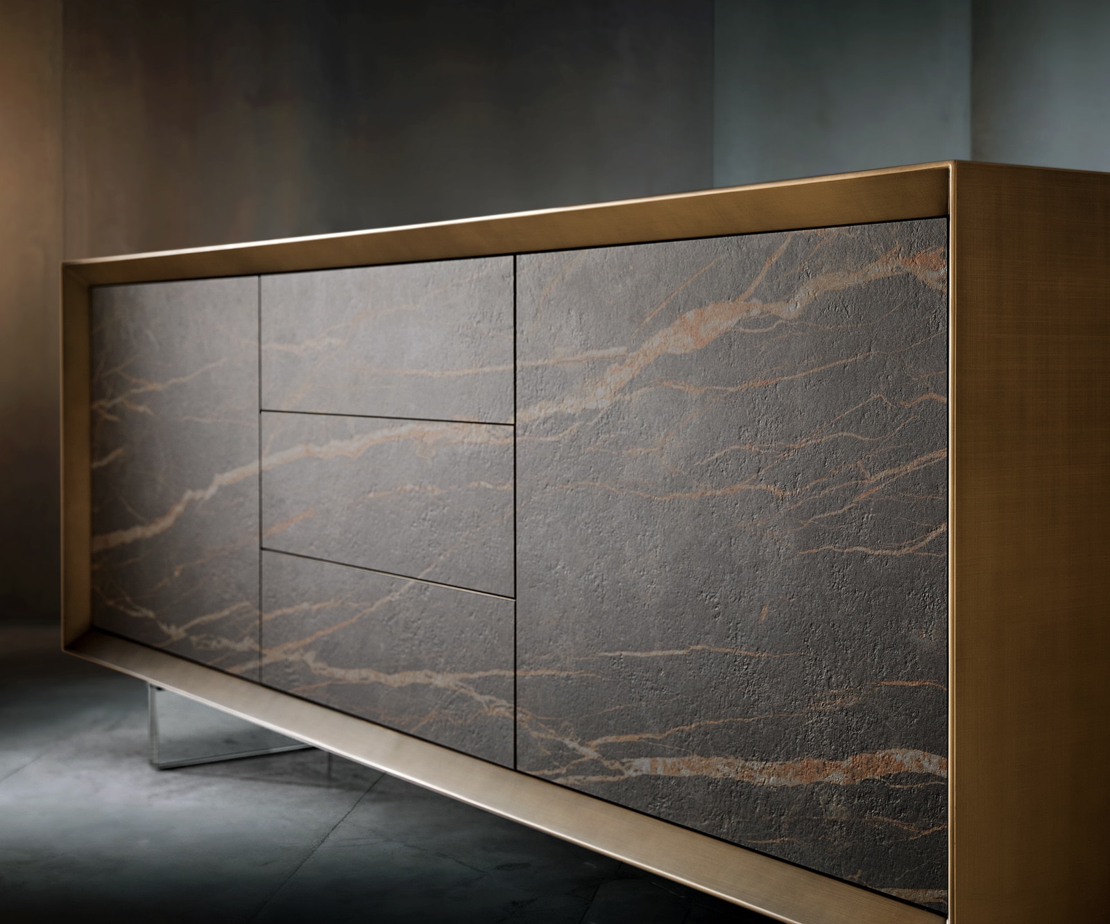 Sideboard Yori 200 cm Metallic Gold 2 Türen 3 Schubladen Acrylfuß Keramik Laminam®Noir Desir Braun 1 Sideboard Yori 200 cm Metallic Gold 2 Türen 3 Schubladen Acrylfuß Keramik Laminam®Noir Desir Braun 1