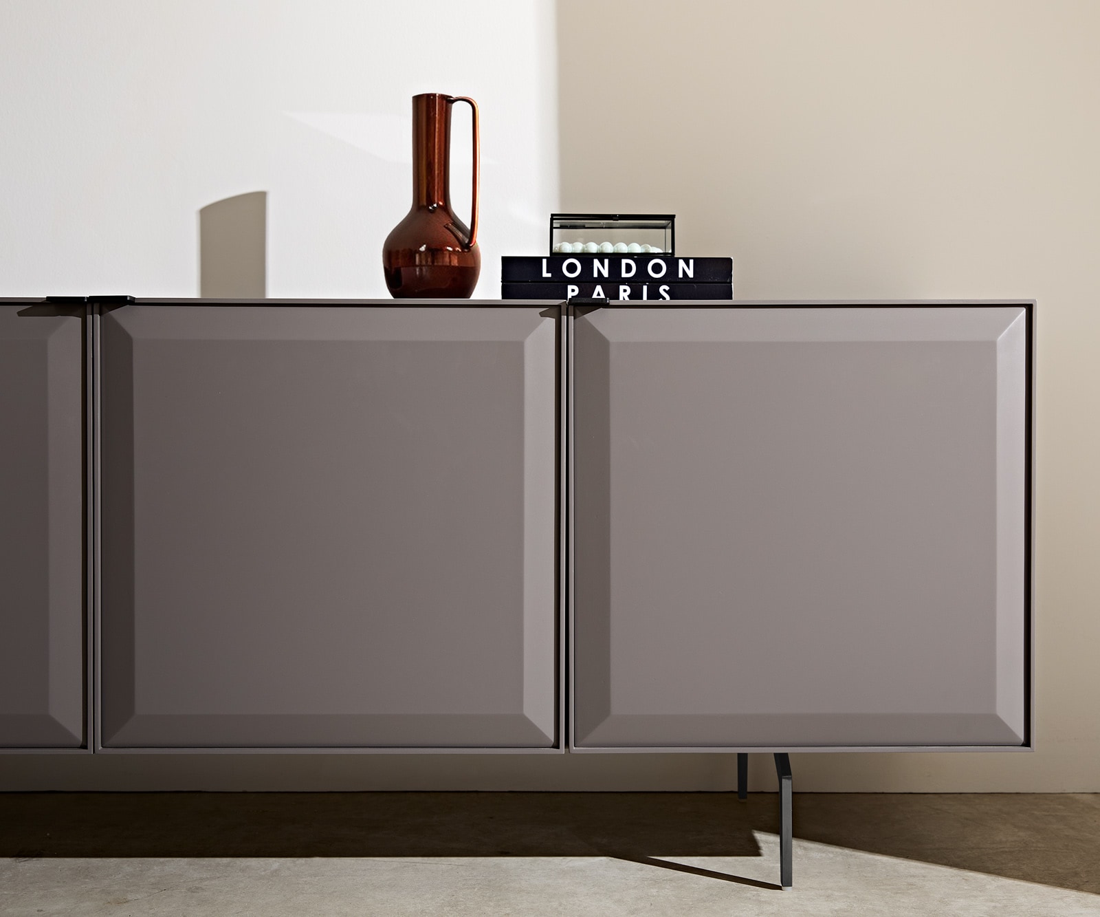 Lowboard Marellia 220 cm Grau 3 Türen 2 Schubfächer Winkelfuß Metall Schwarz 4 Lowboard Marellia 220 cm Grau 3 Türen 2 Schubfächer Winkelfuß Metall Schwarz 4