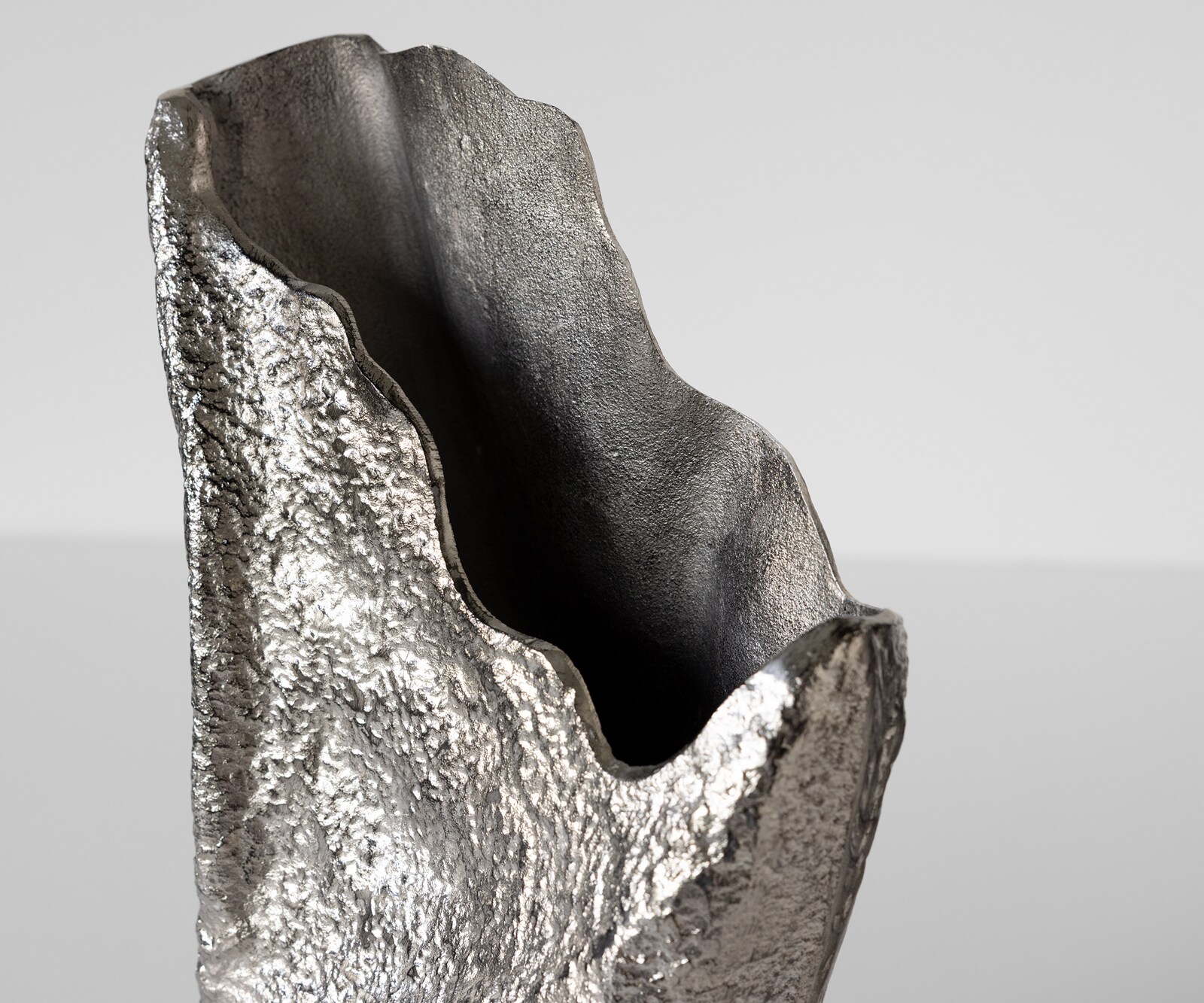 Vase Cavira B29 x T16 x H48 cm Aluminium Platin Handgemacht 5