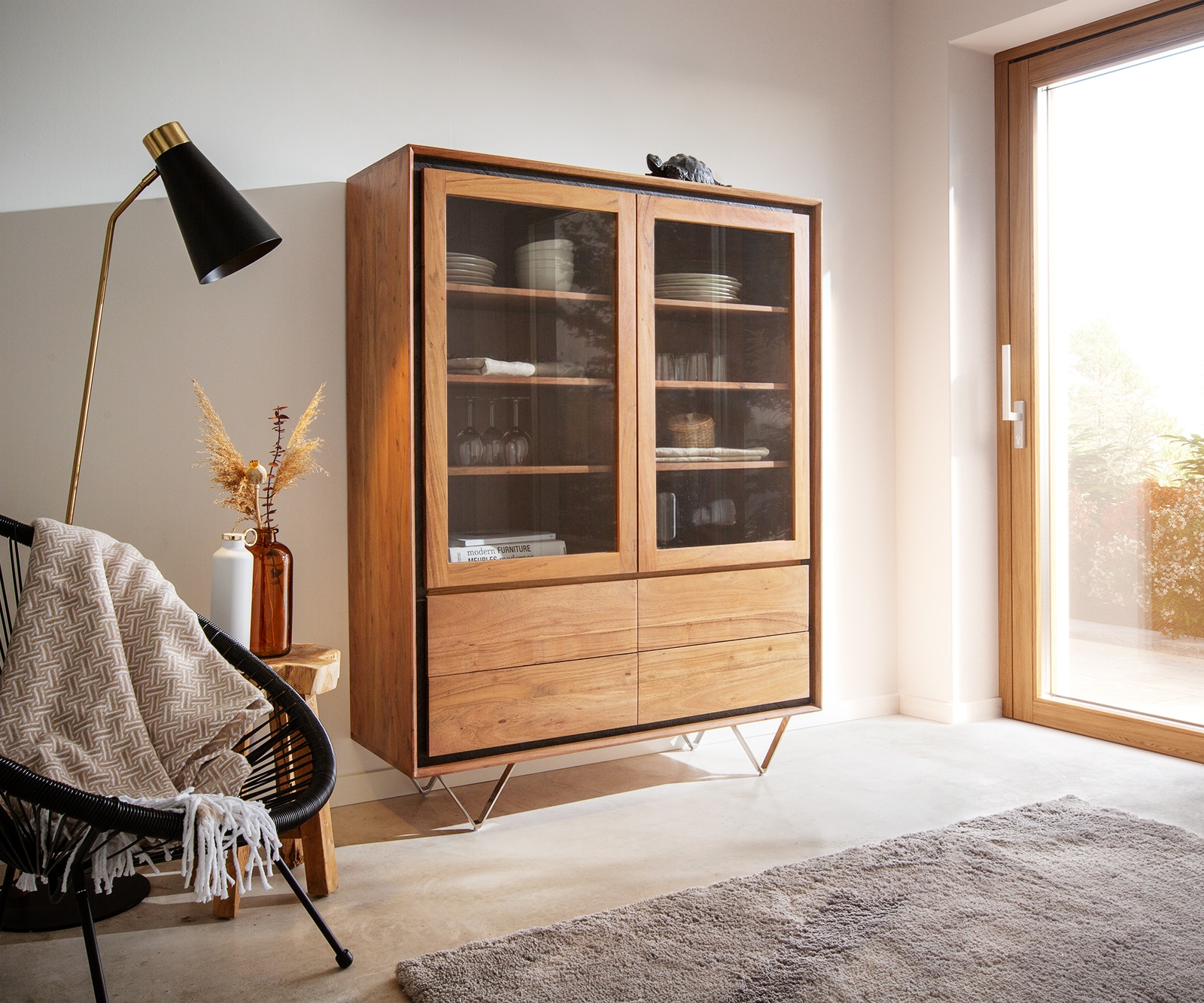 Vitrine Stonegrace 115x150 Akazie Natur 2 Türen 4 Schubladen Steinfurnier V-Fuß Vitrine Stonegrace 115x150 Akazie Natur 2 Türen 4 Schubladen Steinfurnier V-Fuß