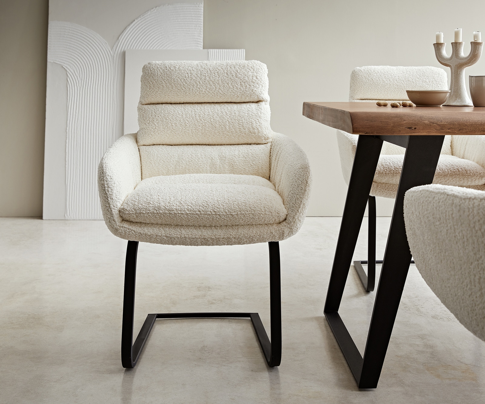 Freischwinger Abelia-Flex mit Armlehnen Bouclé Weiß Freischwinger flach Schwarz 1 Freischwinger Abelia-Flex mit Armlehnen Bouclé Weiß Freischwinger flach Schwarz 1