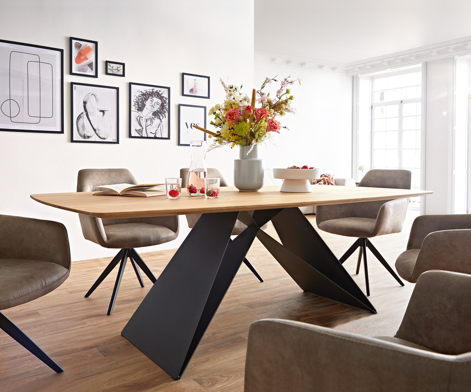 Esstisch Edge Boot 200x100x2,5-3 Eiche Natur V-Gestell Flachstahl Schwarz Schweizer Kante Esstisch Edge Boot 200x100x2,5-3 Eiche Natur V-Gestell Flachstahl Schwarz Schweizer Kante