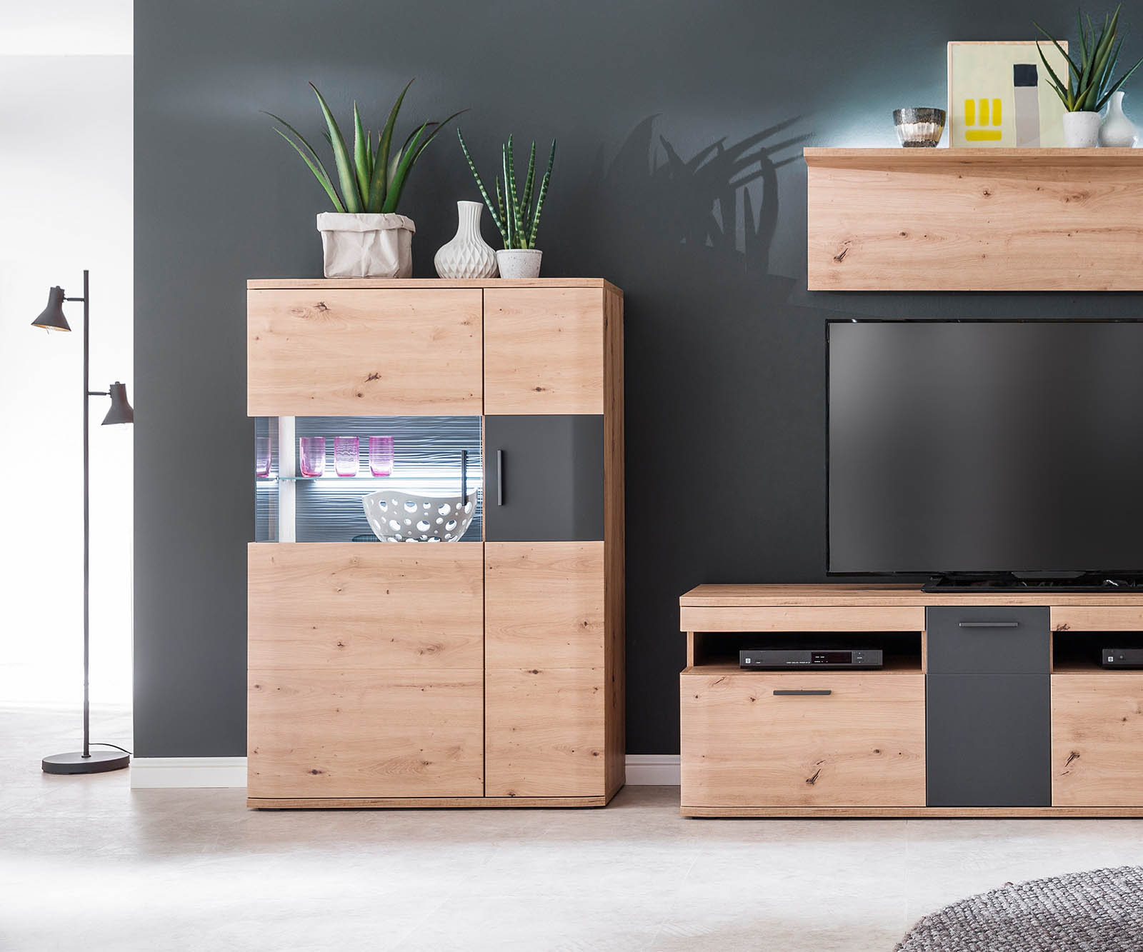 Highboard Farum 90 x 130 cm Eiche Optik Glasvitrine 3 Türen 1