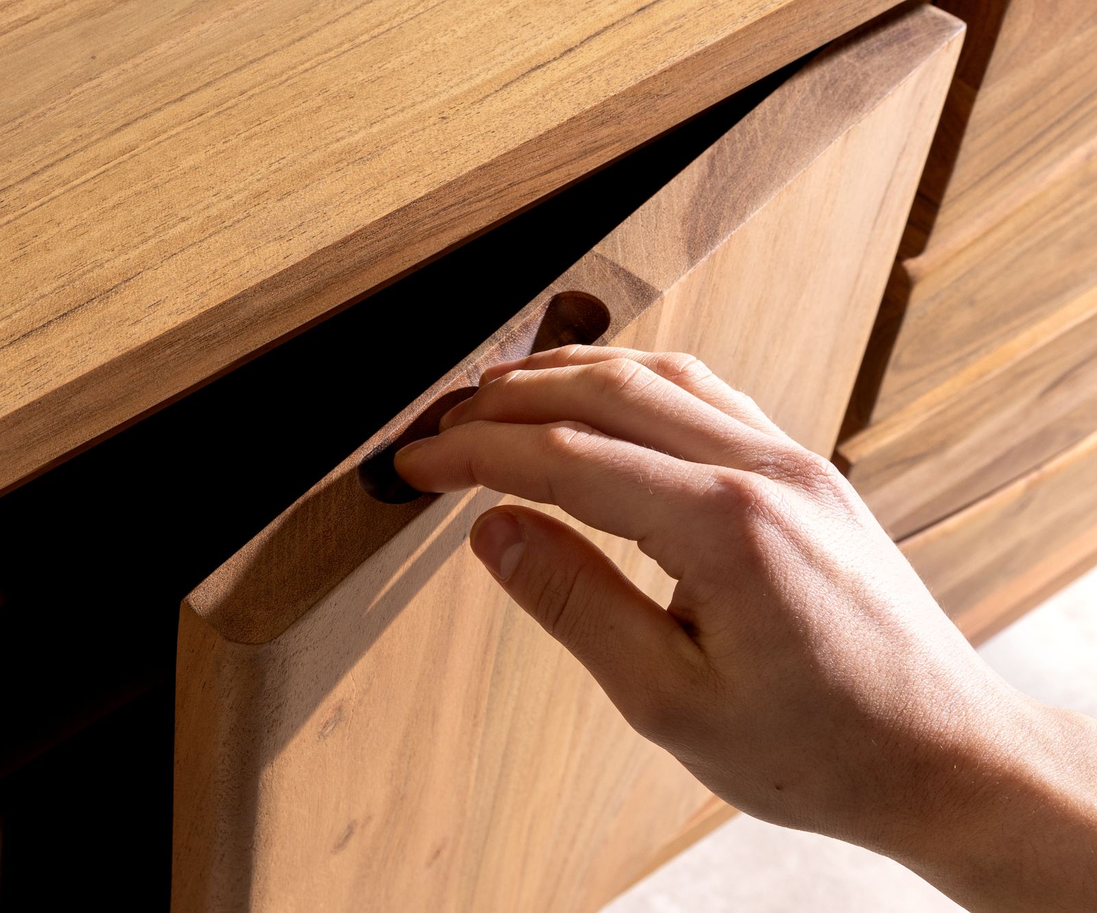 Sideboard Live-Edge 147 cm Akazie Natur 3 Schübe 2 Türen 4