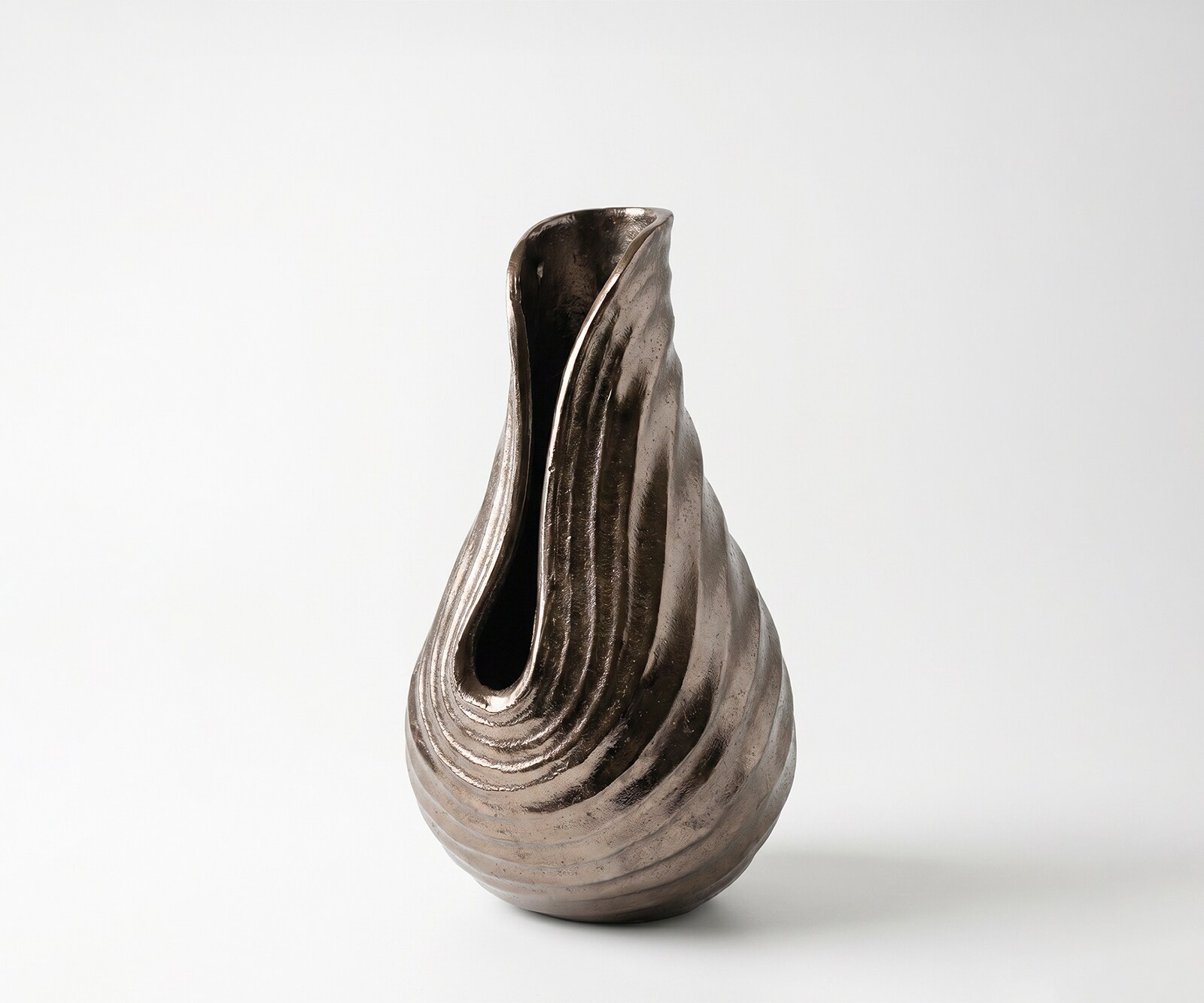 Vase Helixa l17 x P18 x H31 cm Aluminium Mokka Bronze Moulé
