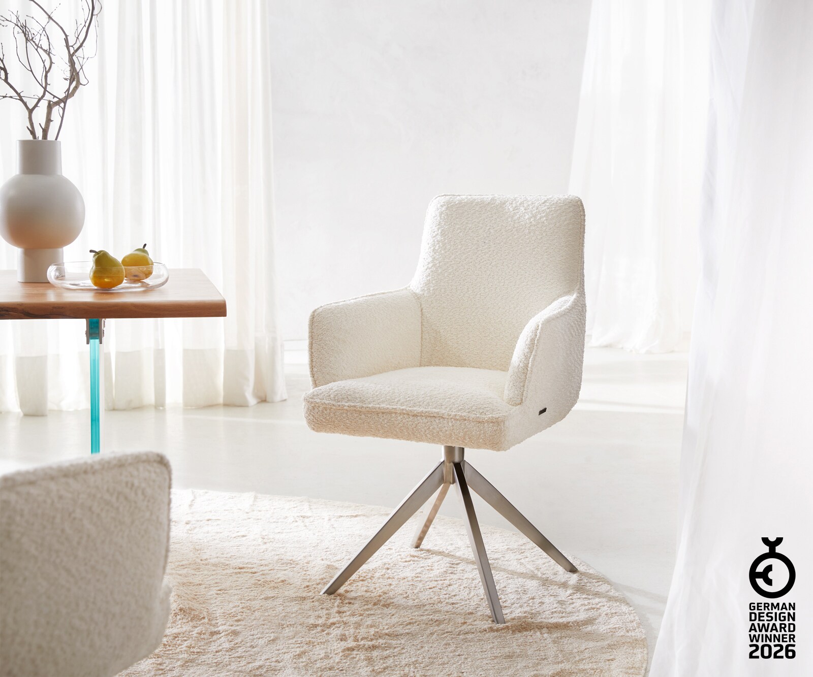 Drehstuhl Heira-Flex mit Armlehnen Bouclé Weiß Kreuzgestell breit Edelstahl 360° drehbar Taschenfederkern