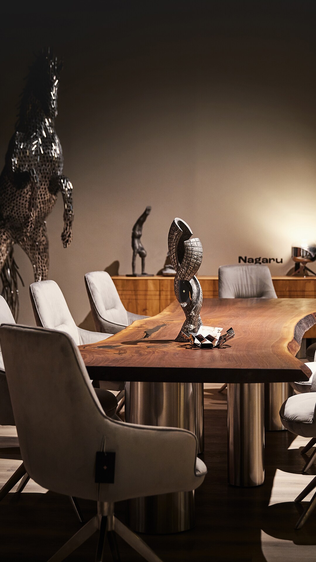 Stühle und Esstisch im modernen Ausstellungsbereich des Delife Stores