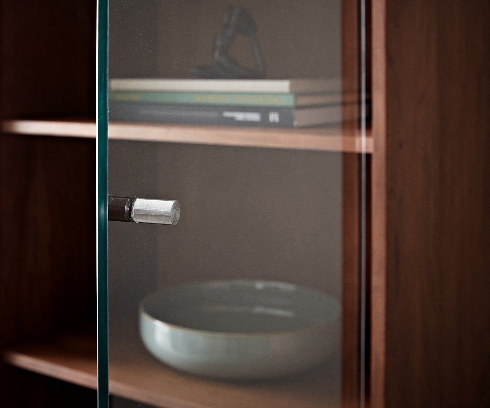Vitrine Eloi 60x40 cm Akazie Braun 1 Tür 2 Schubladen V-Fuß Schwarz 4 Vitrine Eloi 60x40 cm Akazie Braun 1 Tür 2 Schubladen V-Fuß Schwarz 4