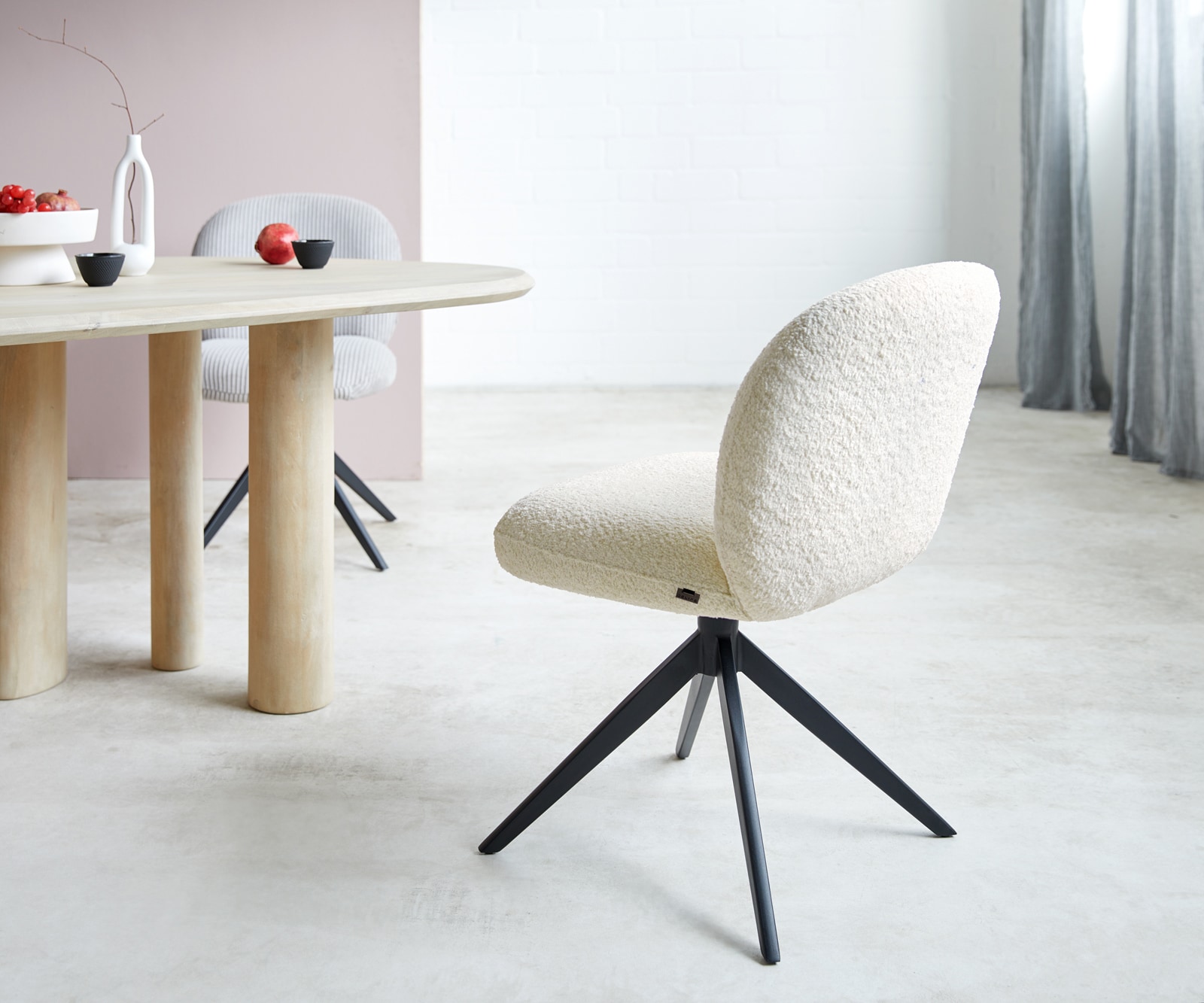 Drehstuhl Nube-Flex Bouclé Weiß Kreuzgestell breit Schwarz 360° drehbar Taschenfederkern 4 Drehstuhl Nube-Flex Bouclé Weiß Kreuzgestell breit Schwarz 360° drehbar Taschenfederkern 4