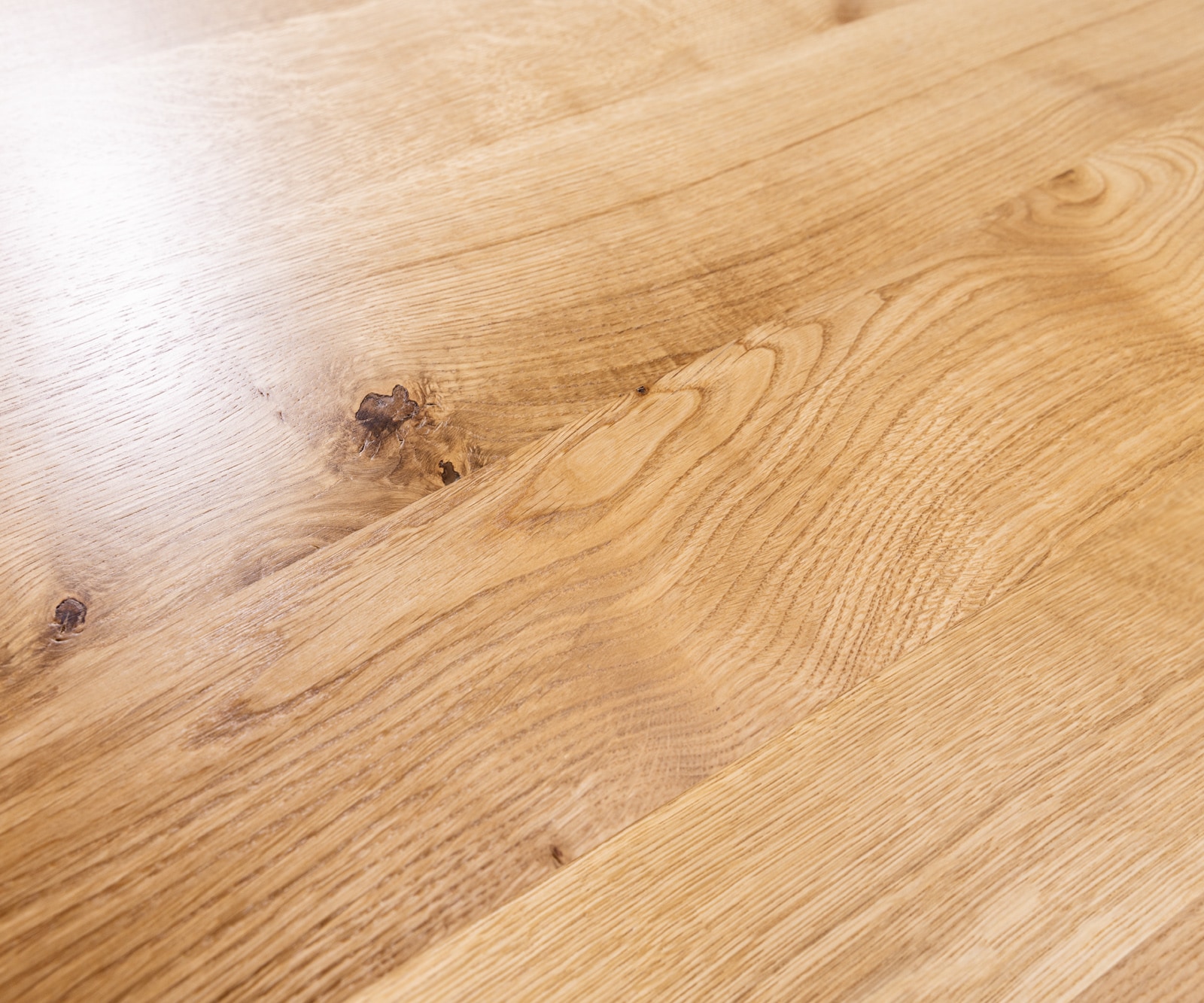 Esstisch Edge Oval 280x130x2,5 Eiche Natur Zenthara kantig Edelstahl Flow-Edge 3