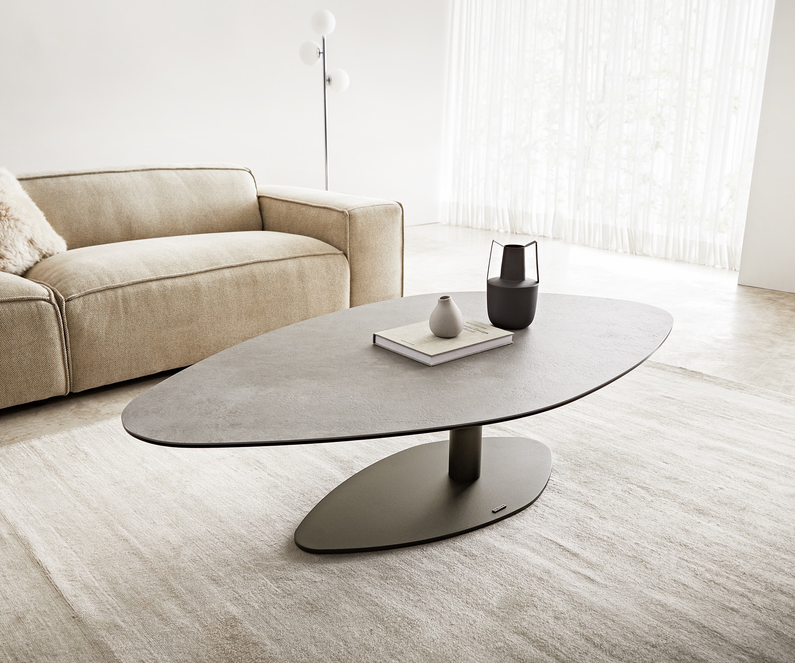 Couchtisch Vibana 140x80 cm Keramik Aspetto Concreto Betonfarbig Gestell Effektfinish Titan