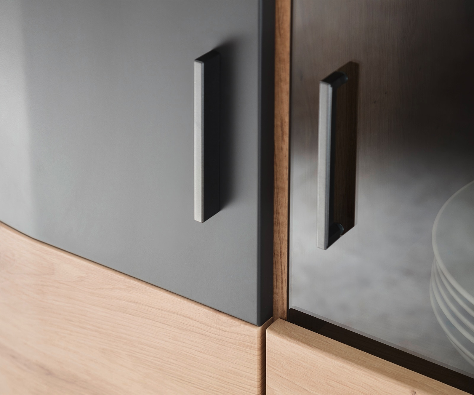 Highboard Farum 90 x 130 cm Eiche Optik Glasvitrine 3 Türen 4