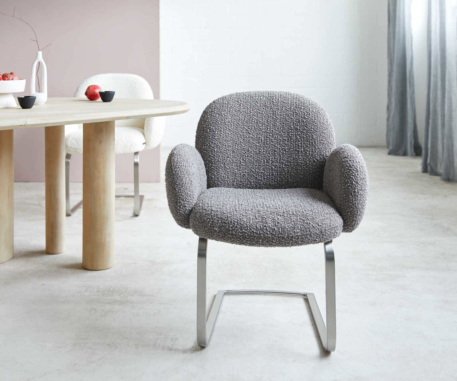 Freischwinger Nube-Flex mit Armlehnen Bouclé Silbergrau Freischwinger flach Edelstahl Taschenfederkern 1