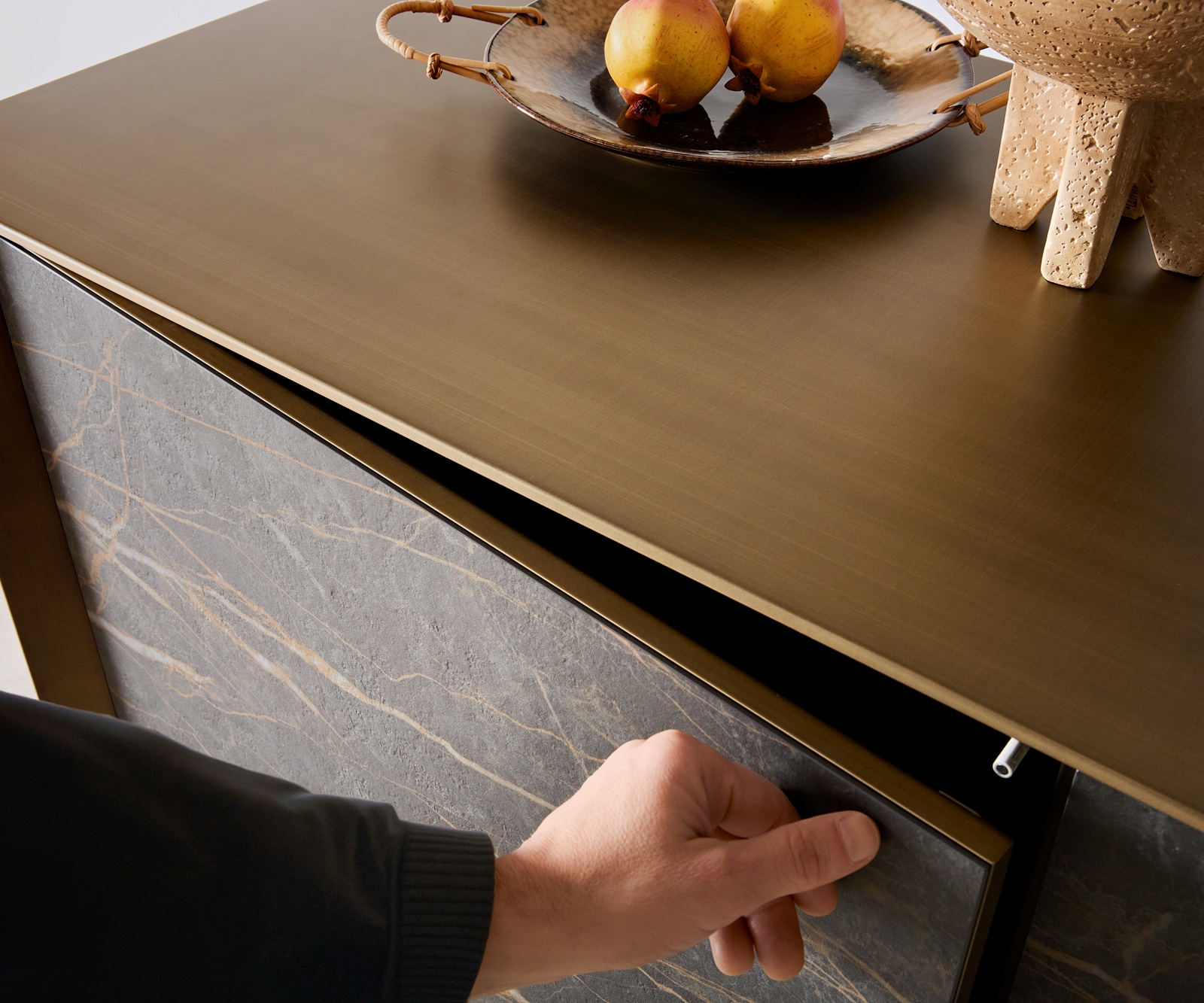 Sideboard Yori 200 cm Metallic Gold 2 Türen 3 Schubladen schwebend Metall Schwarz Keramik Laminam®Noir Desir Braun 6