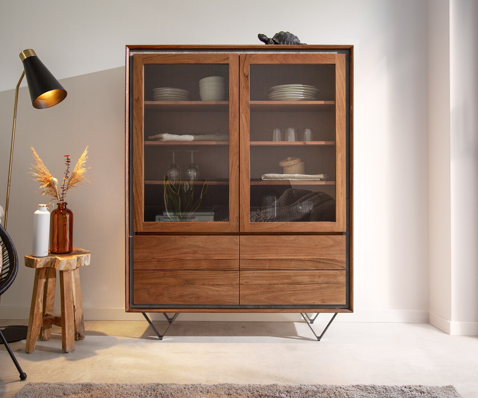 Vitrine Stonegrace 120x150 cm Akazie Braun Steinfurnier 2 Türen 4 Schubladen V-Fuß Schwarz 1