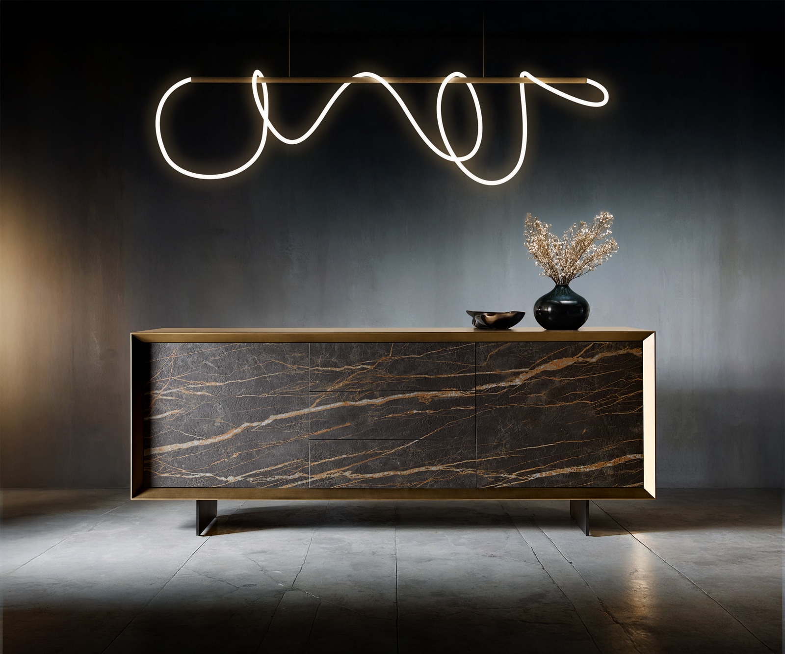 Buffet Yori 200 cm Or métallique 2 portes 3 tiroirs flottant Métal noir Céramique Laminam®Noir Desir Marron Buffet Yori 200 cm Or métallique 2 portes 3 tiroirs flottant Métal noir Céramique Laminam®Noir Desir Marron