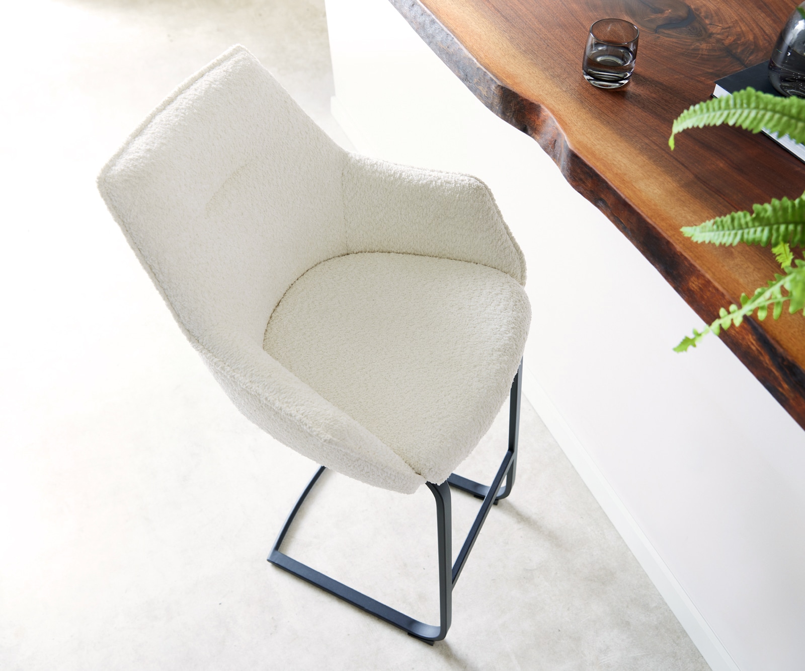 Barstuhl Alja-Flex Bouclé Weiß Freischwinger flach Metall Schwarz Taschenfederkern 4