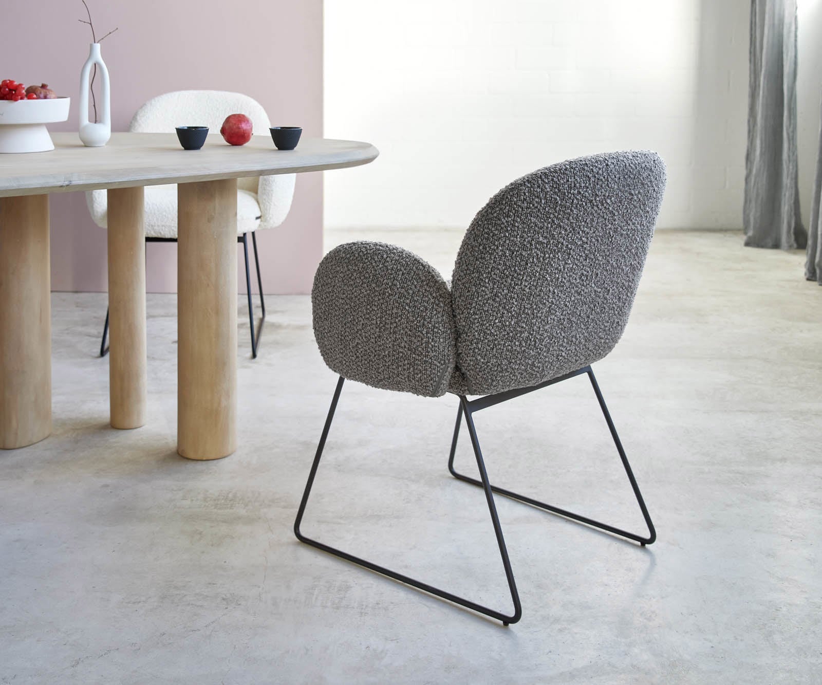 Esszimmerstuhl Nube-Flex mit Armlehnen Bouclé Silbergrau Kufengestell Schwarz Taschenfederkern 3 Esszimmerstuhl Nube-Flex mit Armlehnen Bouclé Silbergrau Kufengestell Schwarz Taschenfederkern 3