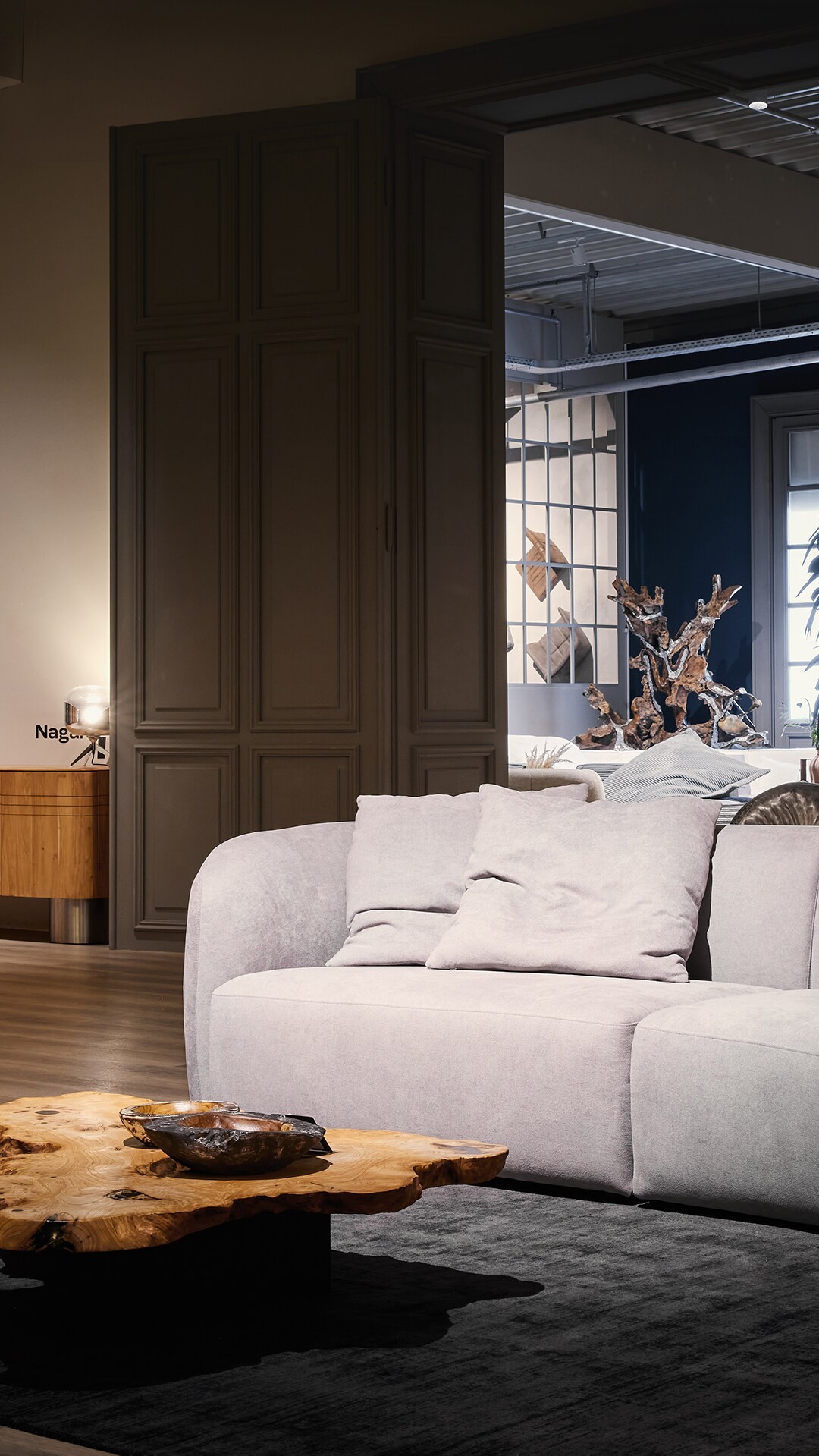 Verschiedene Wohnmöbel im Ausstellungsbereich des Delife Stores