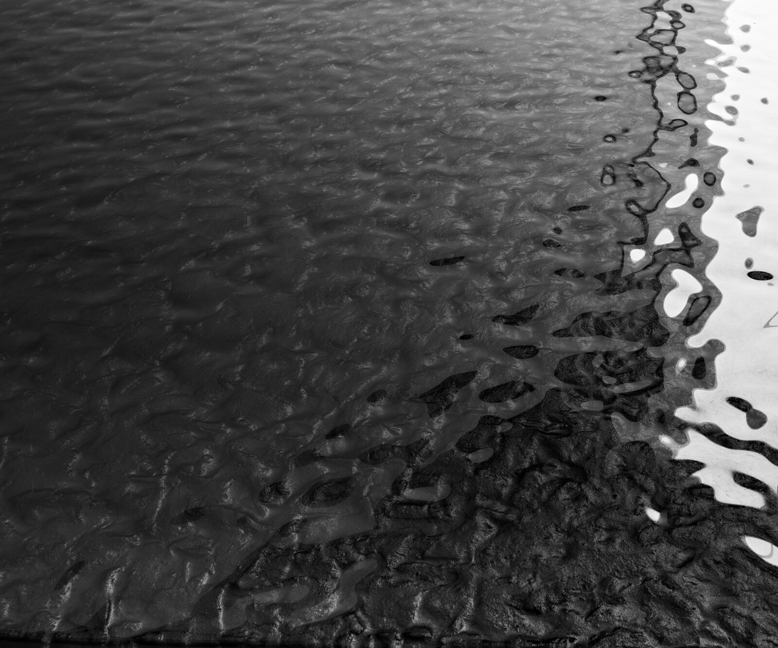 Esstisch Edge 300x100 Reliefglas Rauchschwarz 3D-Design Estelar rund Metall Schwarz 3